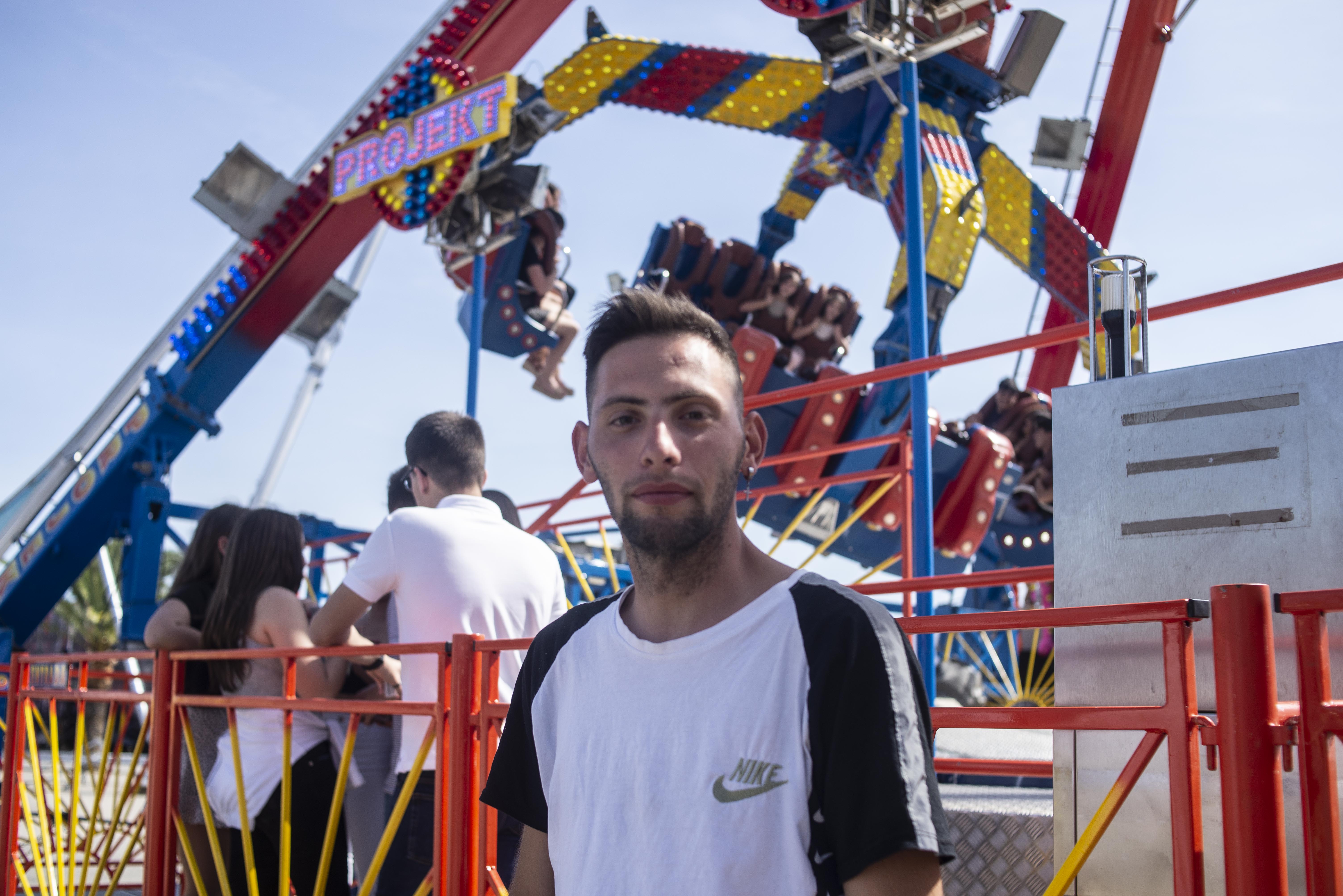 El feriante delante del 'Projekt' en la Calle del Infierno.