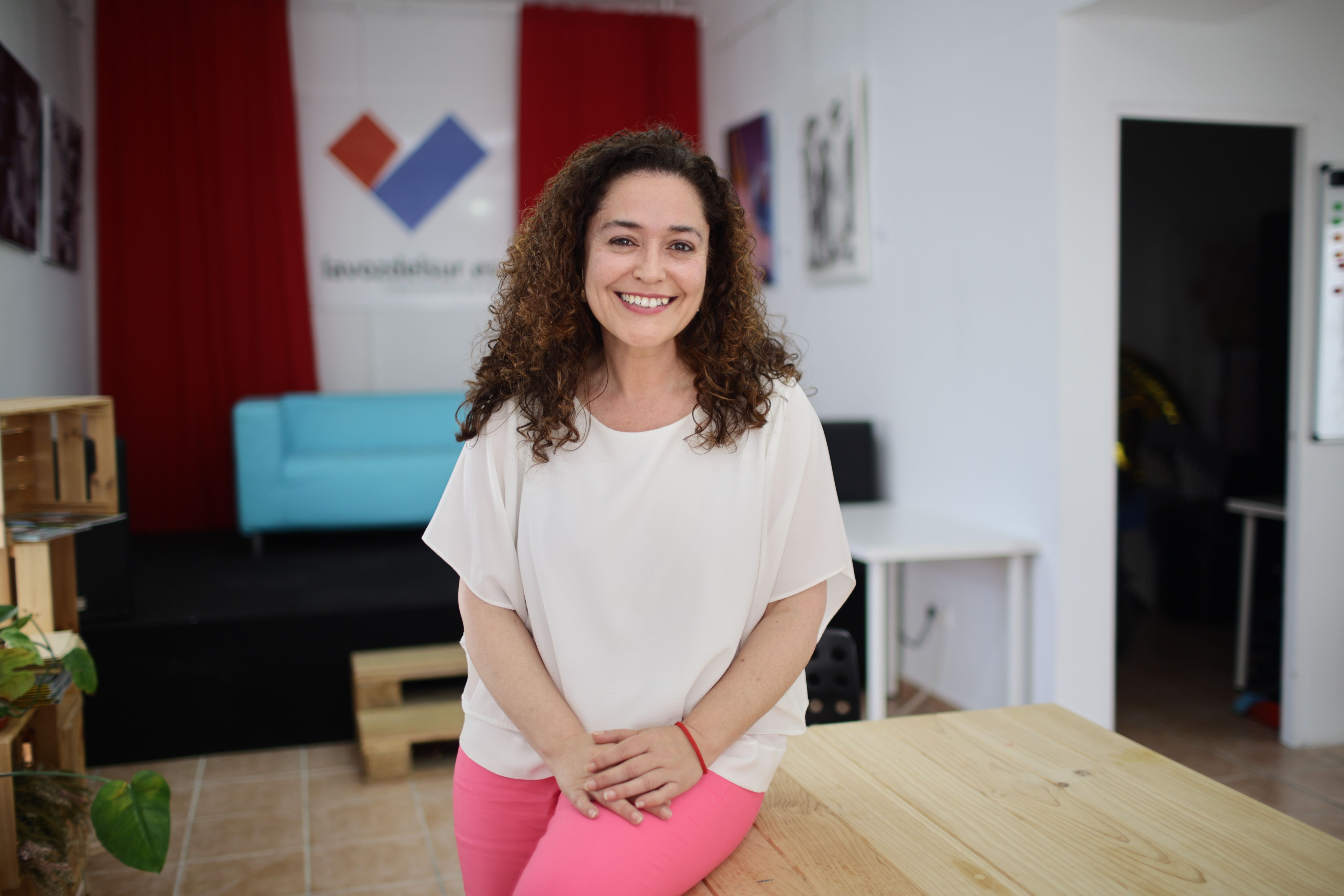 Inma Nieto posa, en la redacción de lavozdelsur.es, tras la entrevista con este periódico digital andaluz.