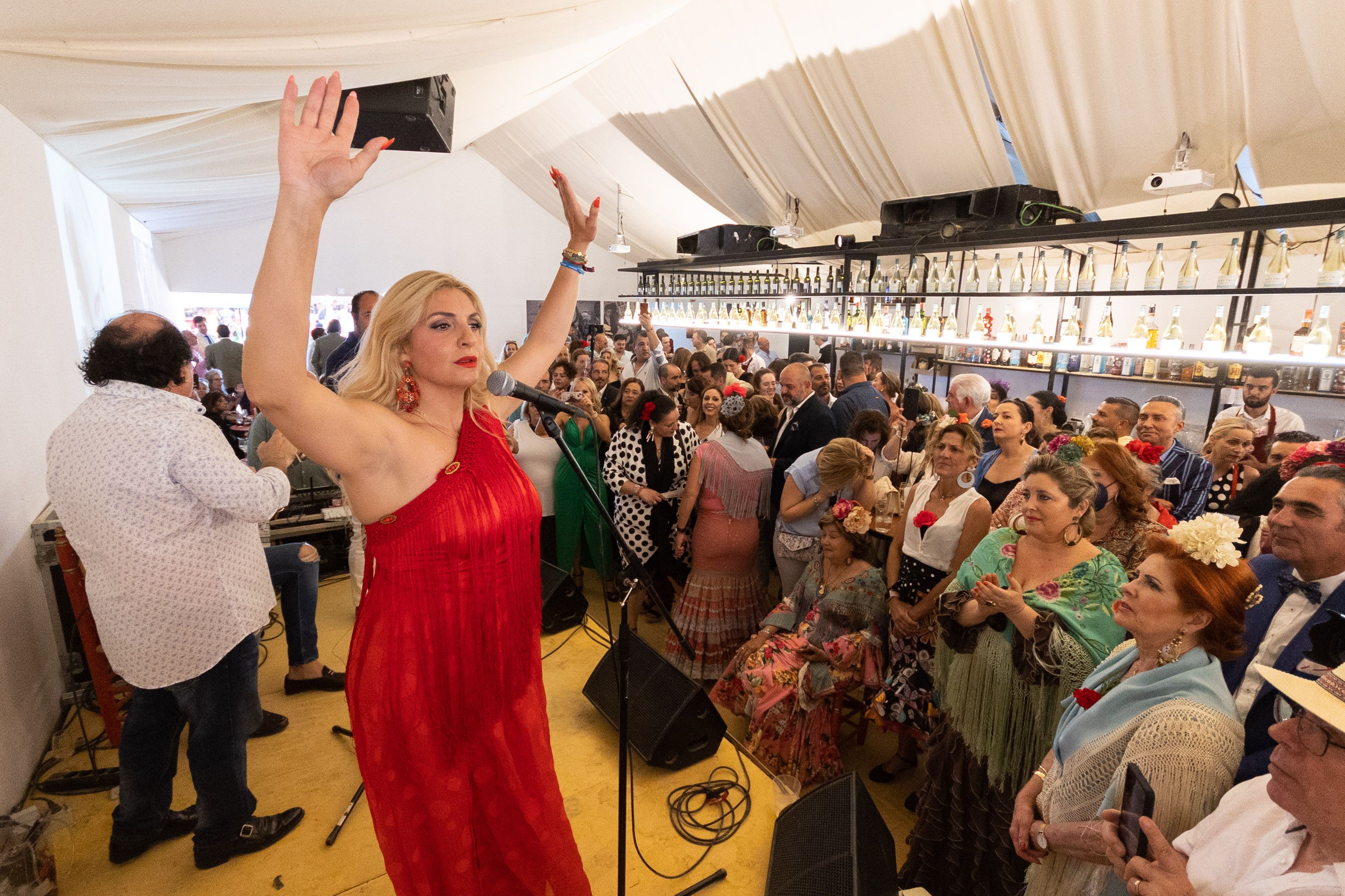 Kina Méndez durante una actuación en la caseta de la Buena Gente, en la Feria del Caballo.