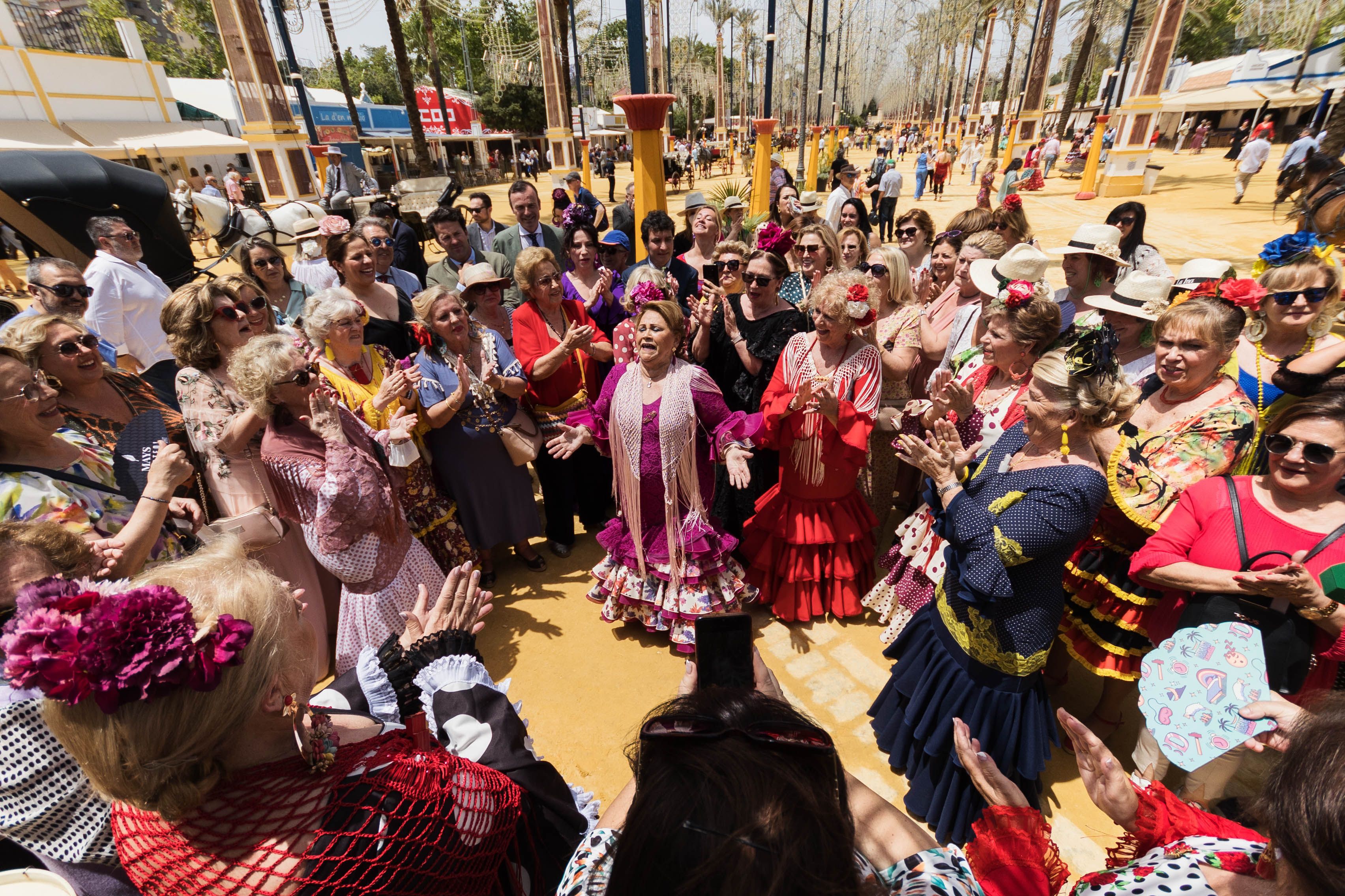 Numerosos grupos de mujeres en el miércoles de Feria del Caballo, el día grande de verdad. Numerosos grupos de mujeres en el miércoles de Feria del Caballo, el día grande de verdad.