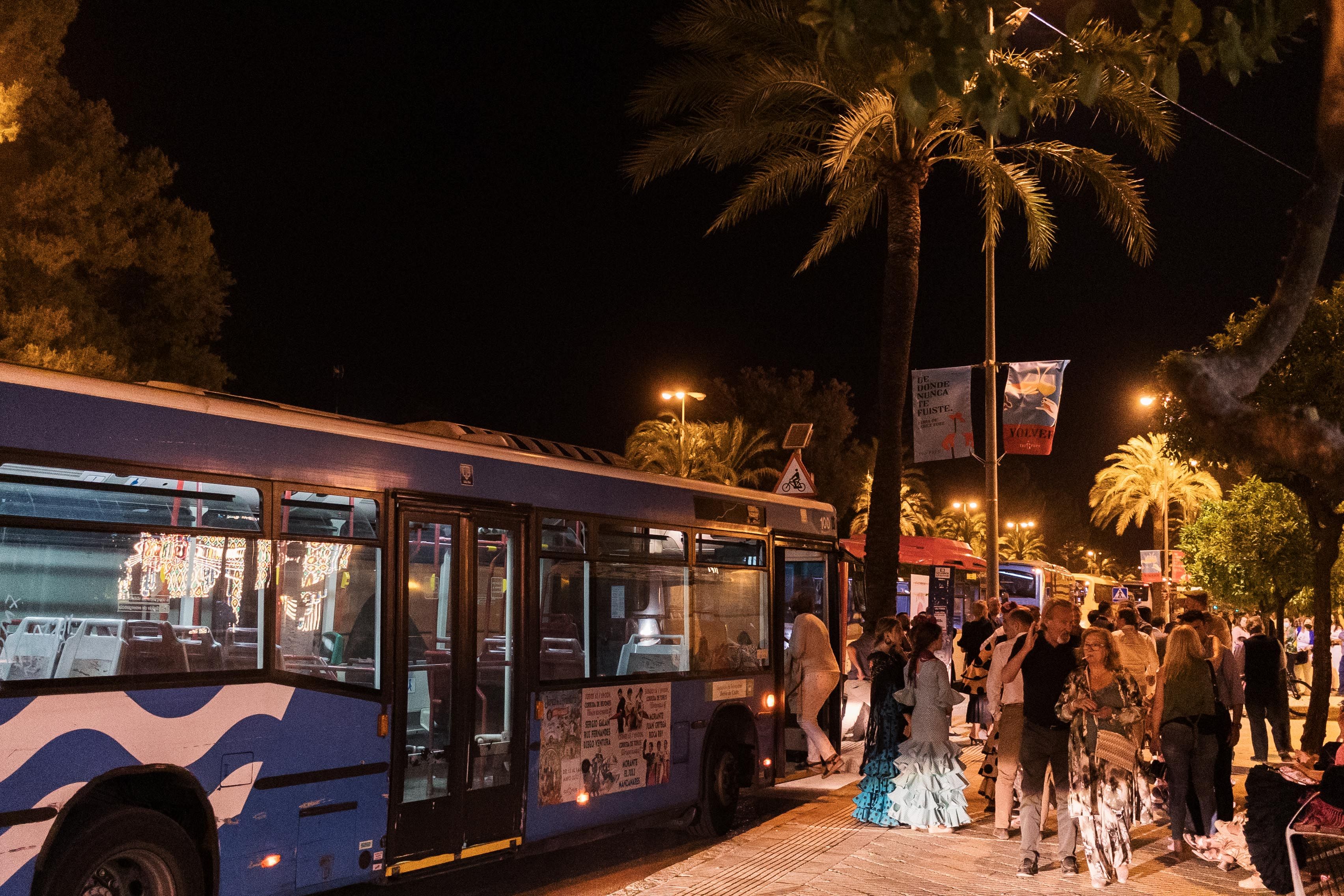 Un autobus urbano haciendo su servicio en la Feria.