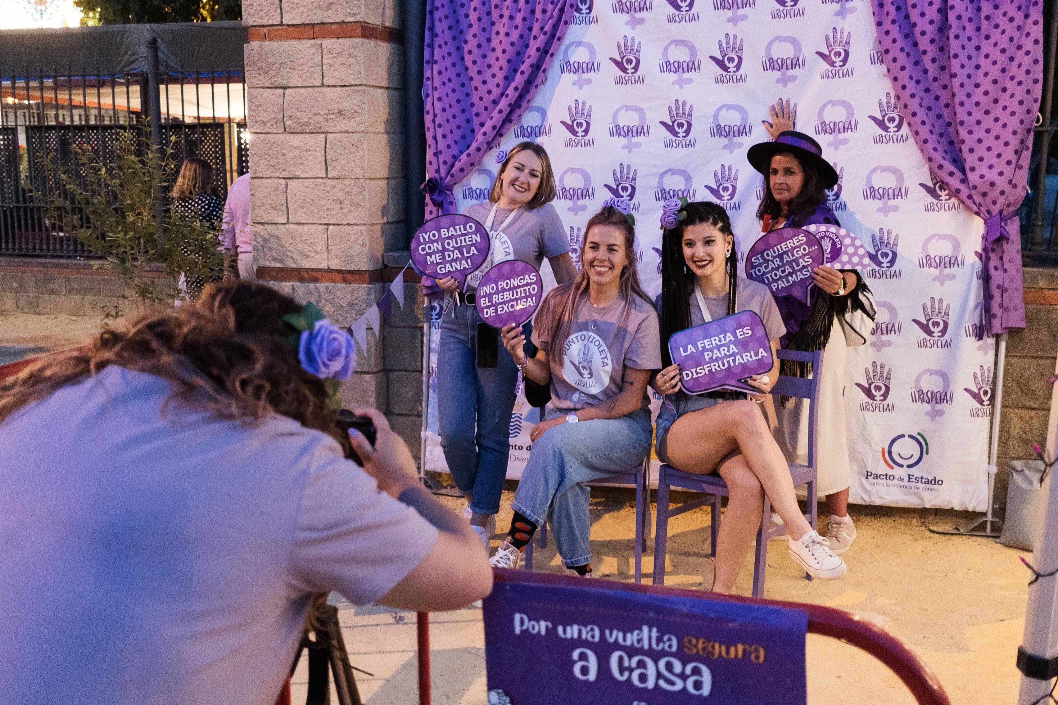 Laura realiza una foto en el 'photocall'.