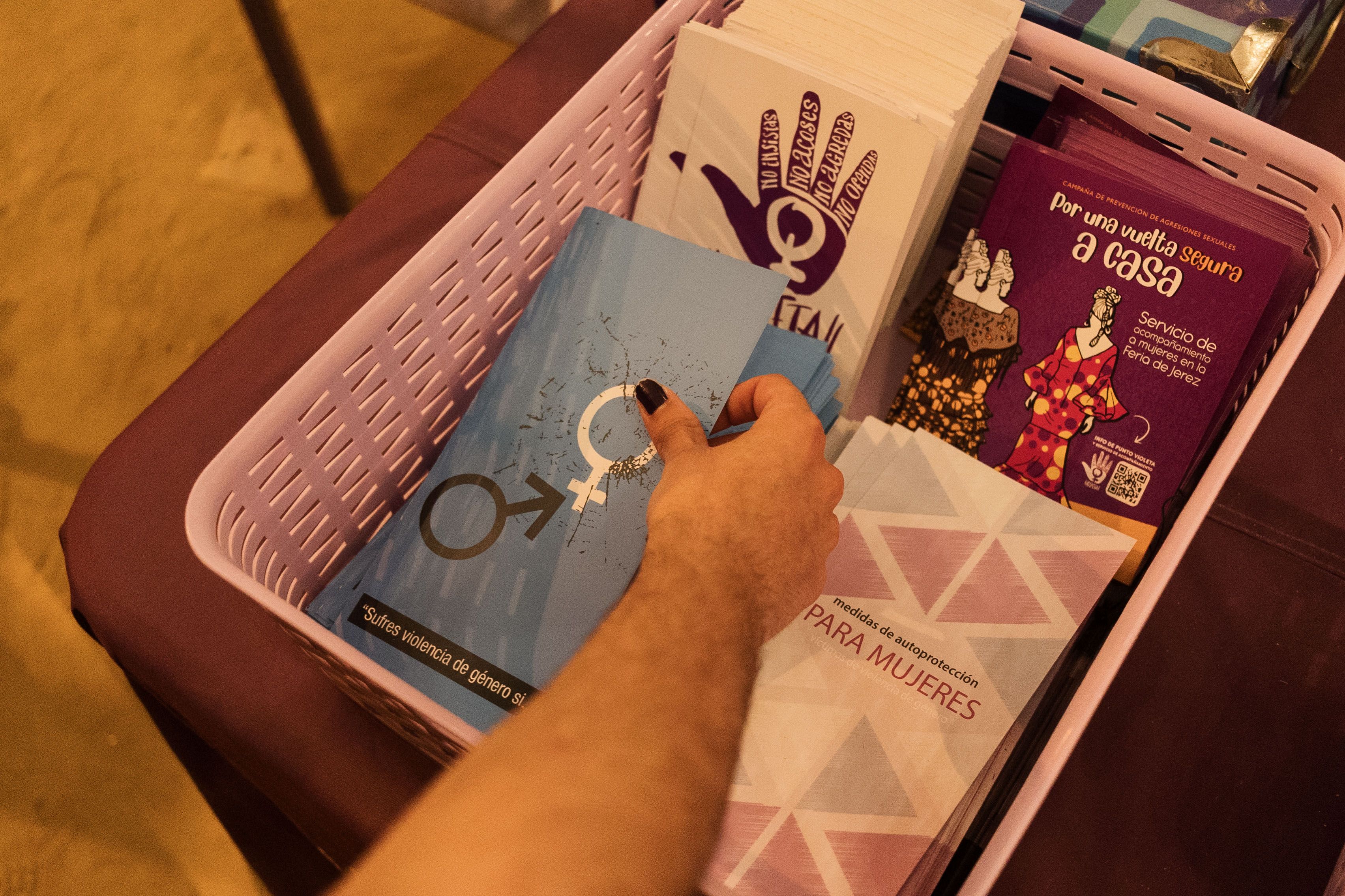 Cartelería con información en el Punto Violeta de la Feria.