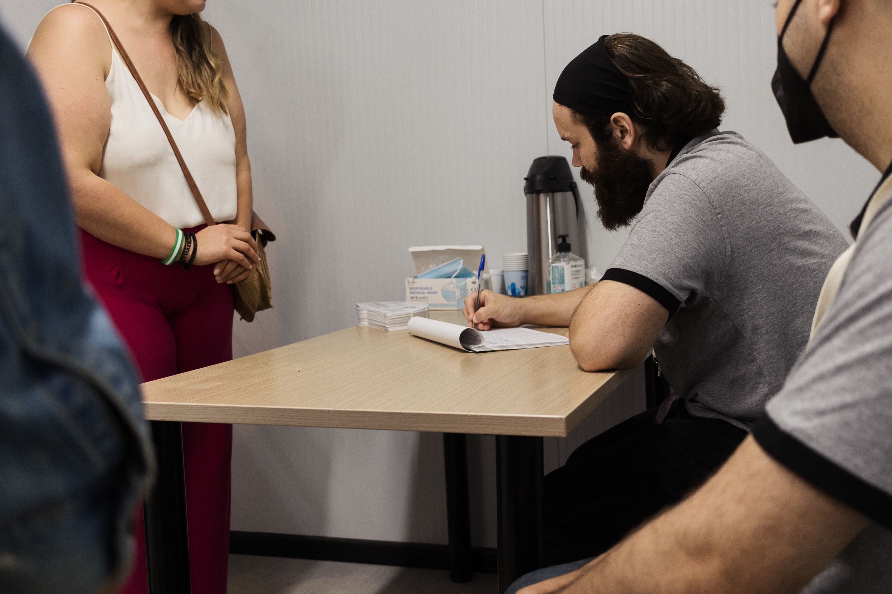 Daniel Martín toma los datos a una chica.
