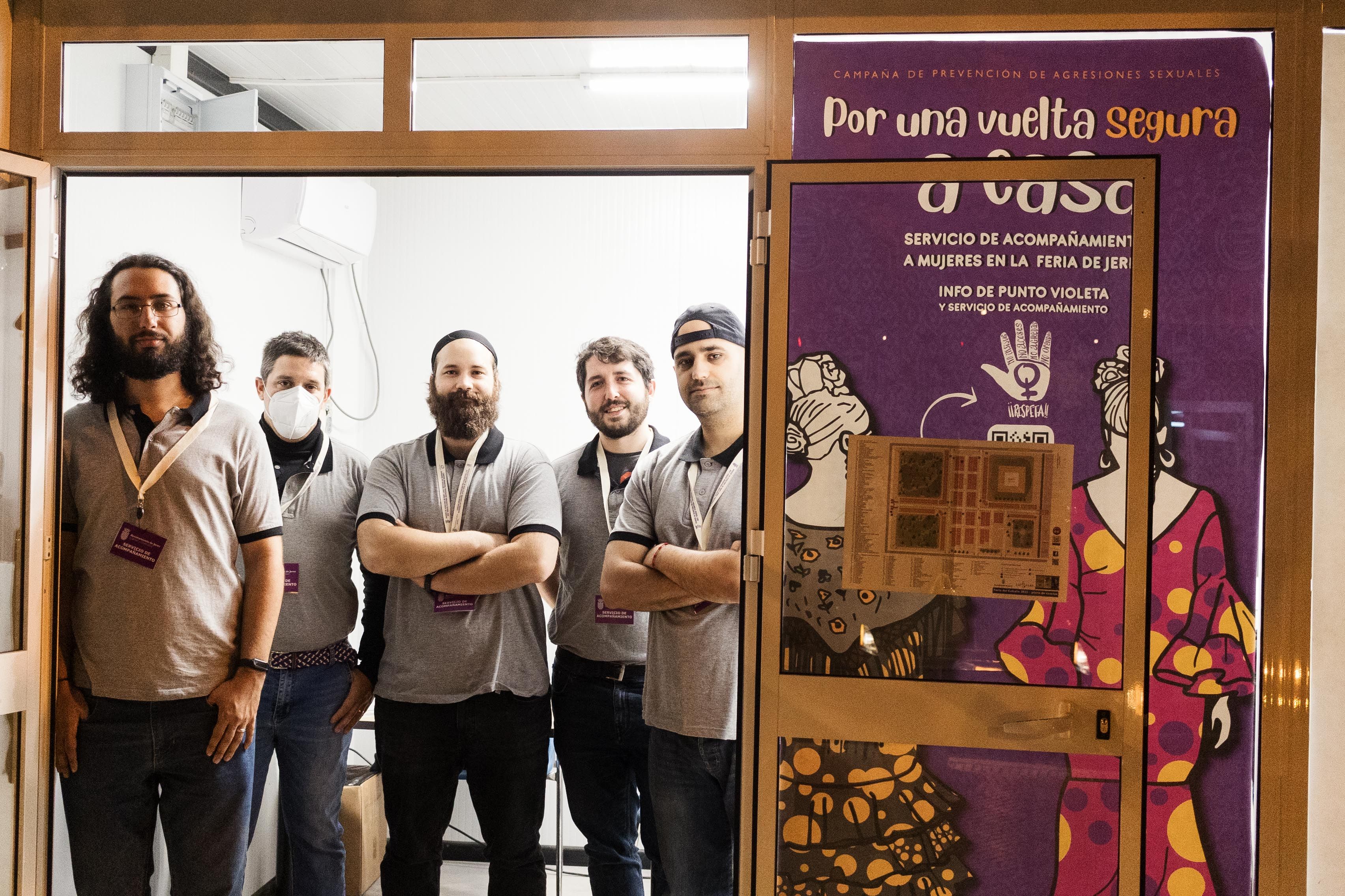 Grupo de hombres del servicio de acompañamiento a mujeres.