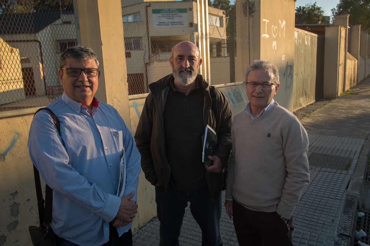 Jesús Palomo, Agustín García-Lázaro y Fernando Herrera, posan para lavozdelsur.es frente al antiguo centro FPO de San Juan de Dios. FOTO: MANU GARCÍA.