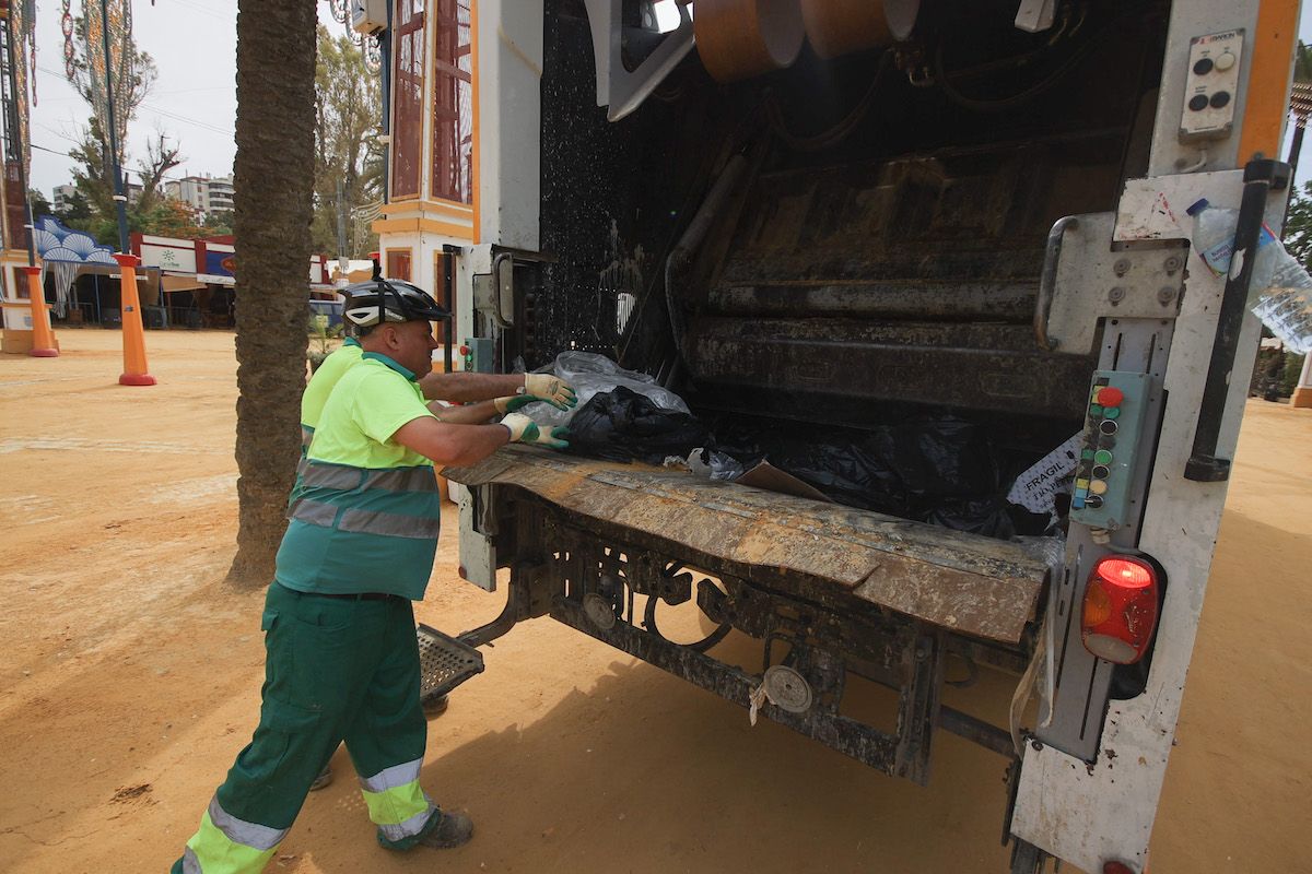 Un trabajador de la limpieza de Jerez UTE, durante una pasada Feria del Caballo.