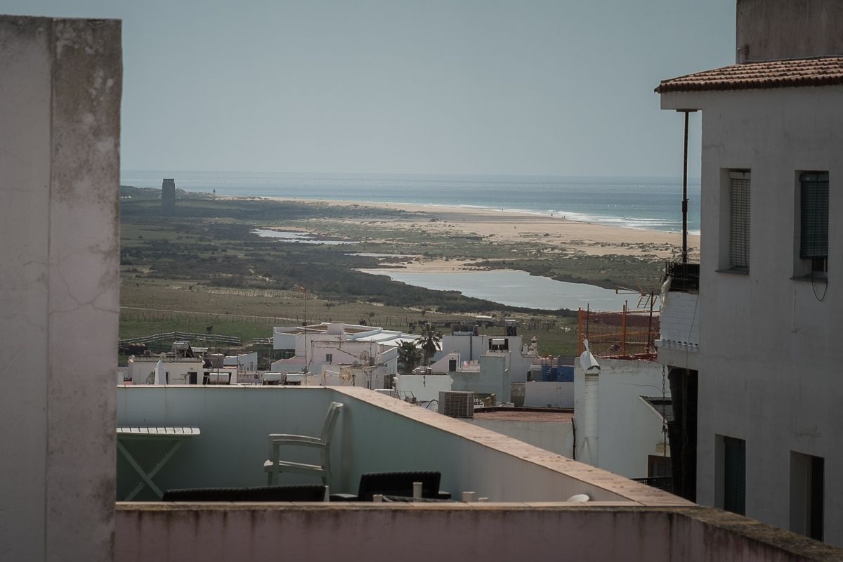Vista de la playa de Castilnovo y su entorno desde el centro de Conil.
