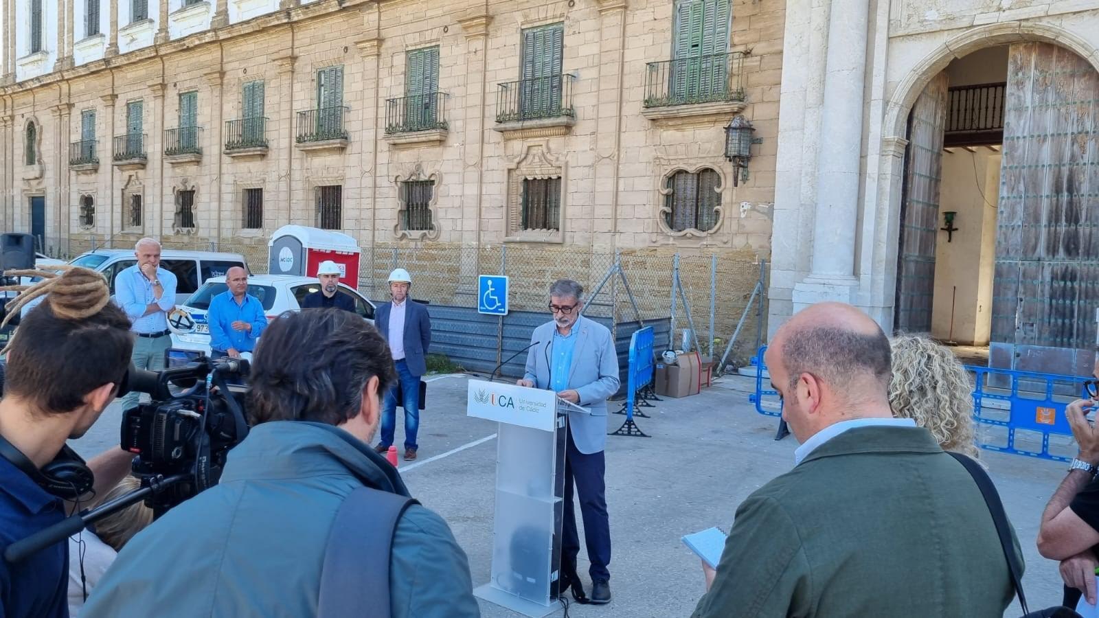 El rector saliente de la Universidad de Cádiz, Francisco Piniella, ante el edificio de Valcárcel. El rector saliente de la Universidad de Cádiz, Francisco Piniella, ante el edificio de Valcárcel.