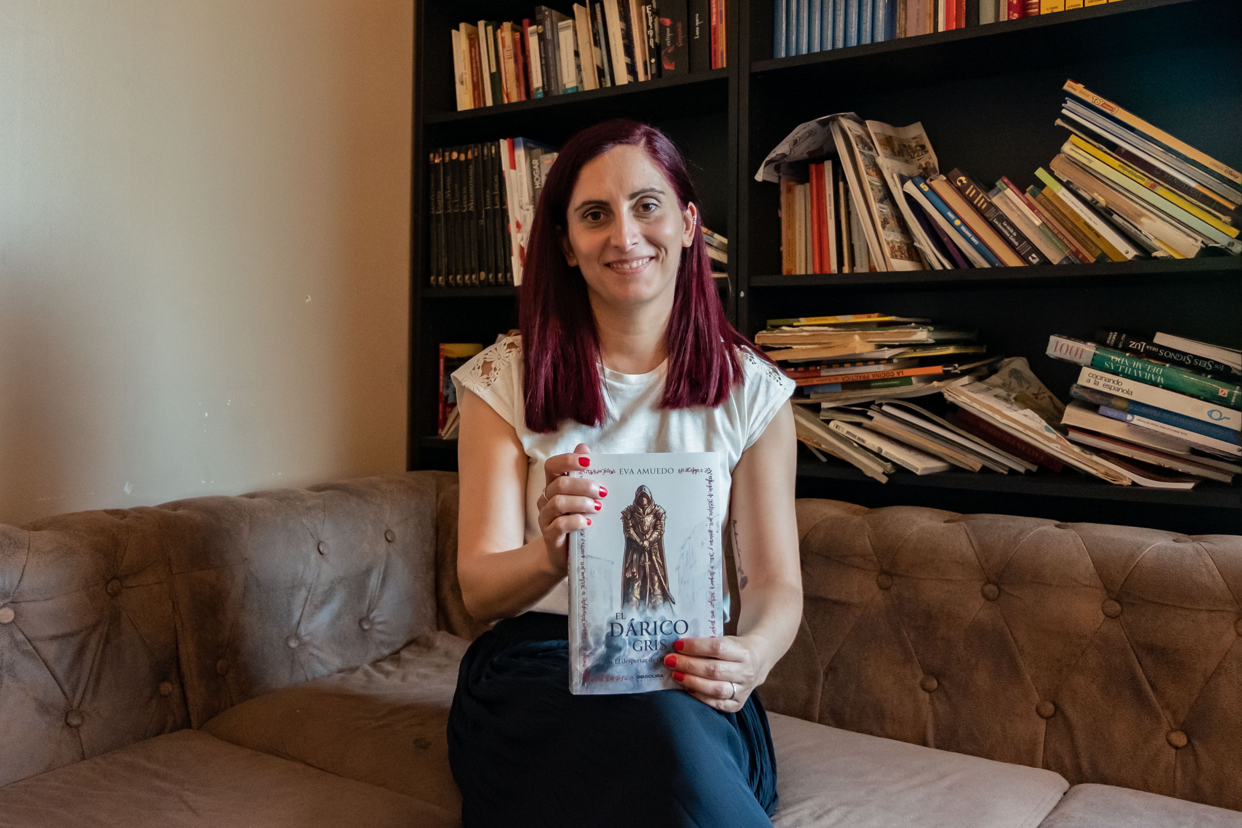 Eva Amuedo, natural de Nueva Jarilla, junto a su primer libro titulado 'El dárico gris'.