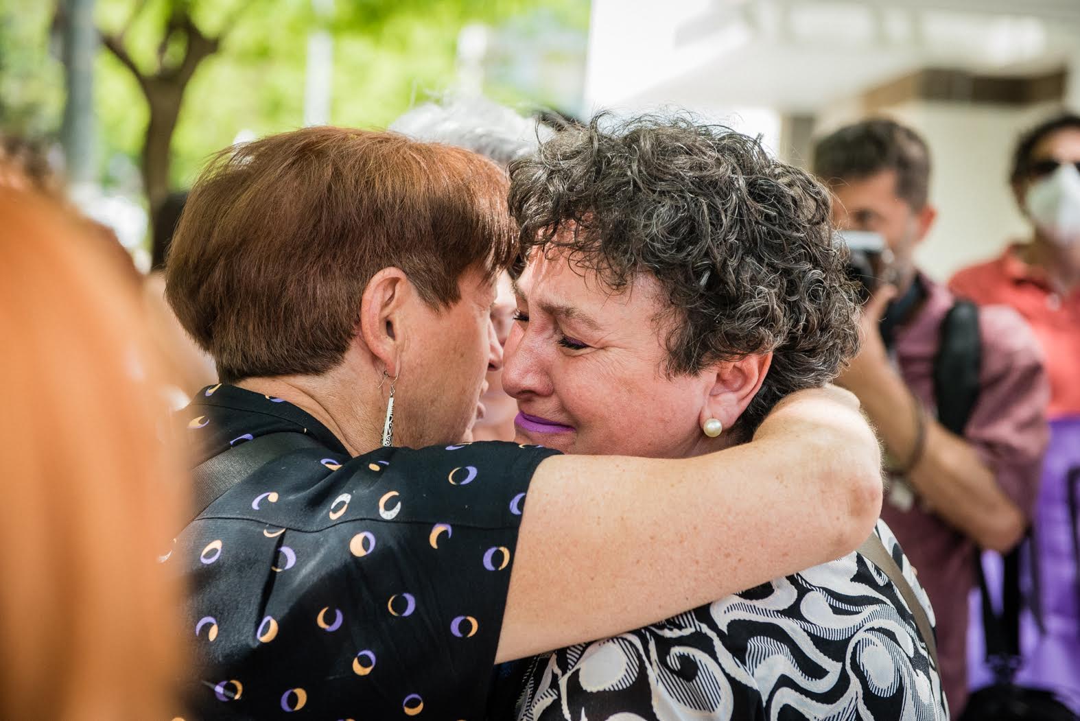 María Salmerón recibe el apoyo de las integrantes de su plataforma tras salir de los juzgados de Sevilla.