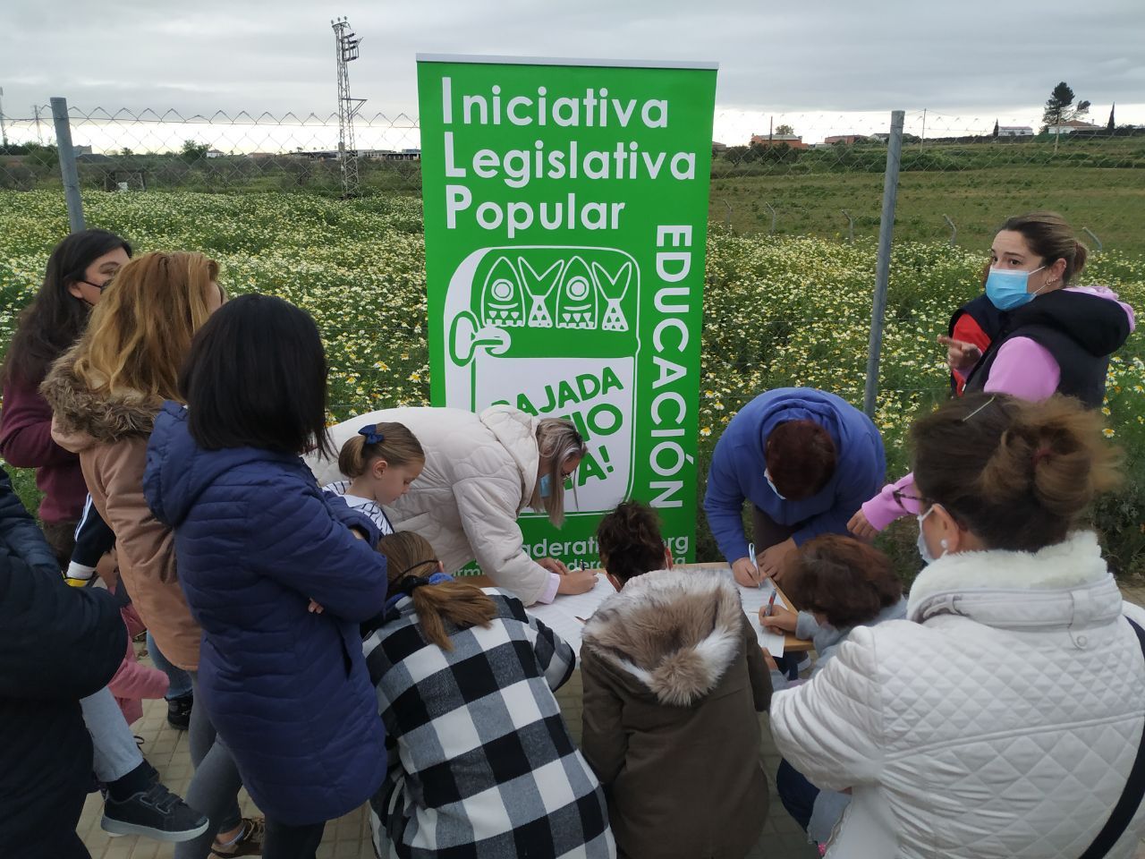 Recogida de firmas de la ILP para bajar la ratio en las aulas andaluzas. Recogida de firmas de la ILP para bajar la ratio en las aulas andaluzas.
