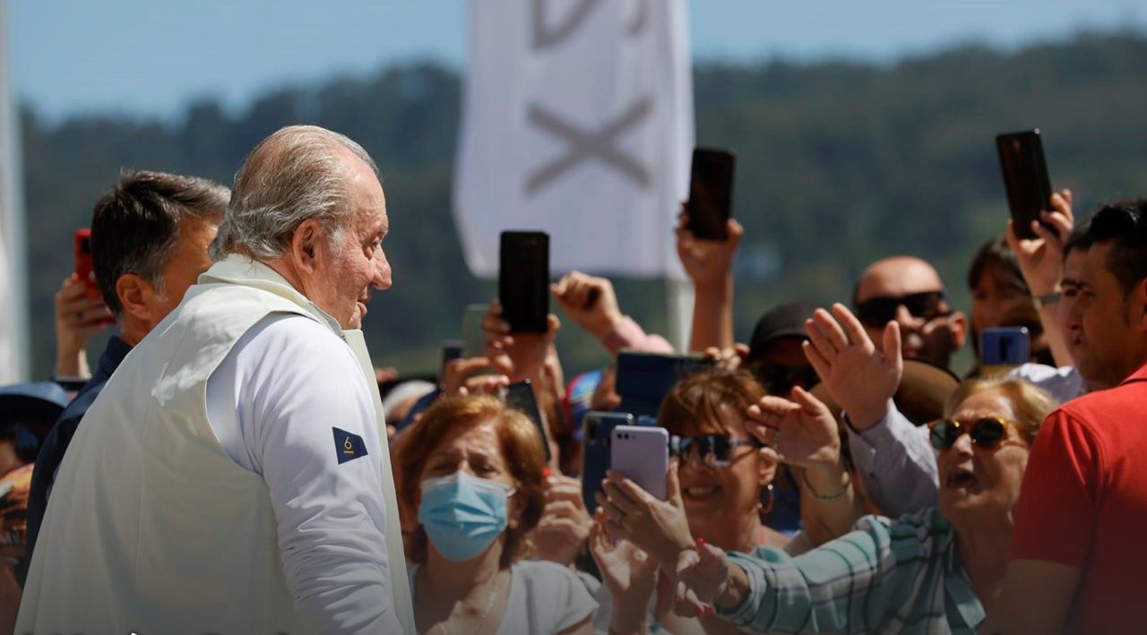 Llegada del rey emérito Juan Carlos I al Club Náutico de Sanxenxo (Pontevedra). TVG