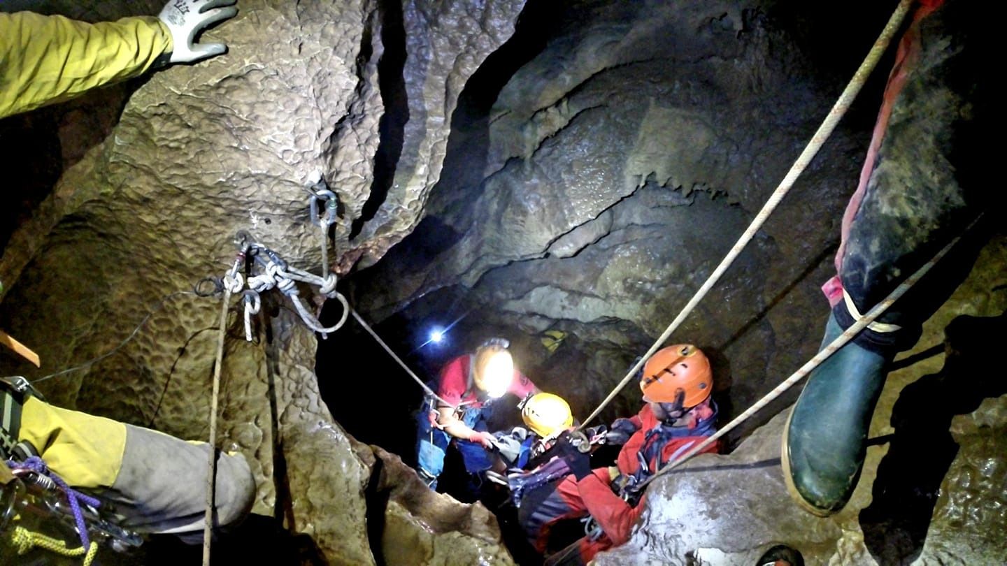 Una de las actividades de espeleología de Espeleosocorro Andaluz.