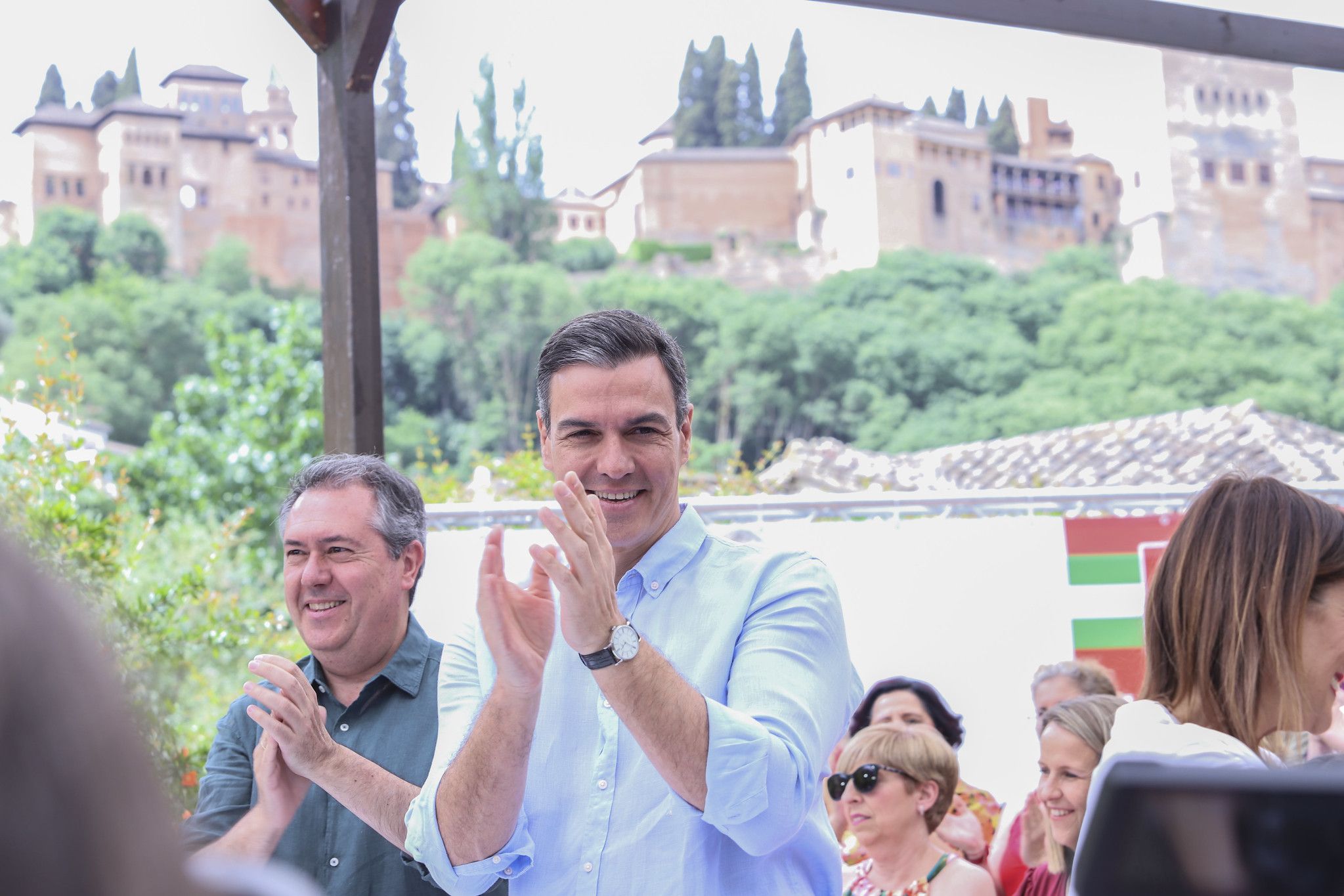 Pedro Sánchez junto a Juan Espadas, sin corbata.