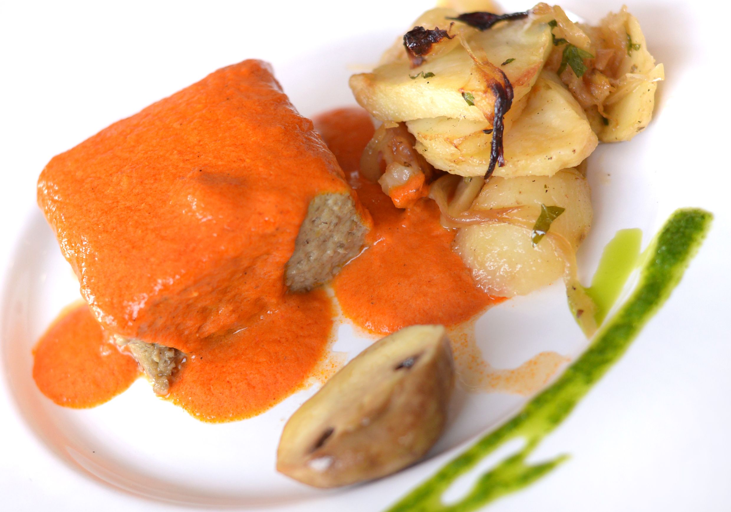 Pastel de berenjenas con salsa de pimiento rojo