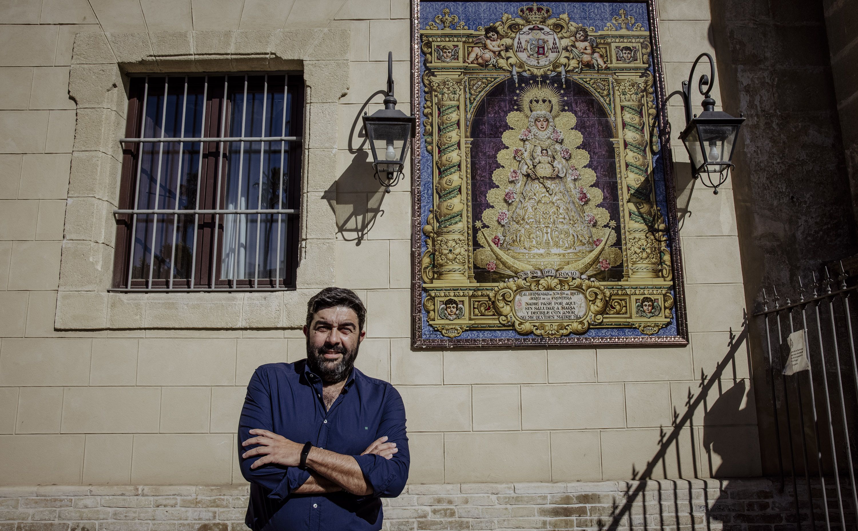El presidente junto al azulejo de la Virgen del Rocío a pocos días de que la hermandad de Jerez inicie el camino.   ESTEBAN