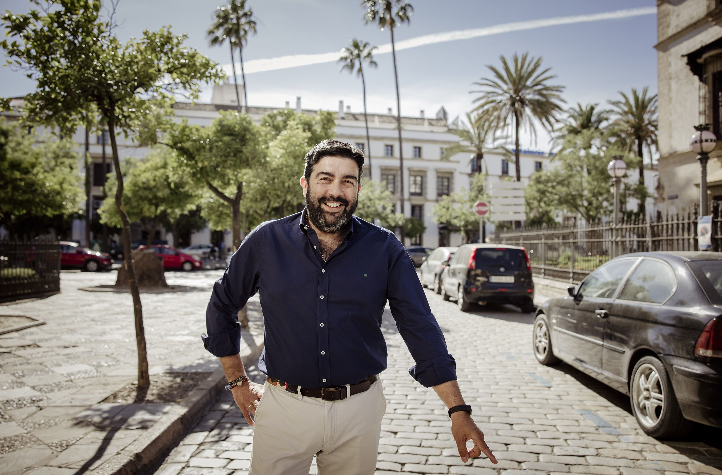 García cordero señalando la calzada frente la palacio Domecq, un de las ubicaciones que tuvo el palquillo.   ESTEBAN
