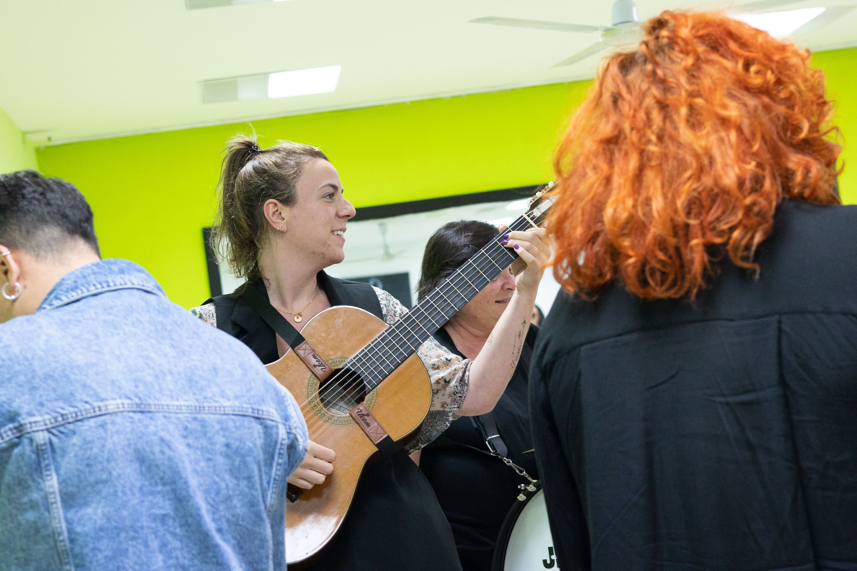 Guitarras y pitos para cantar los versos.