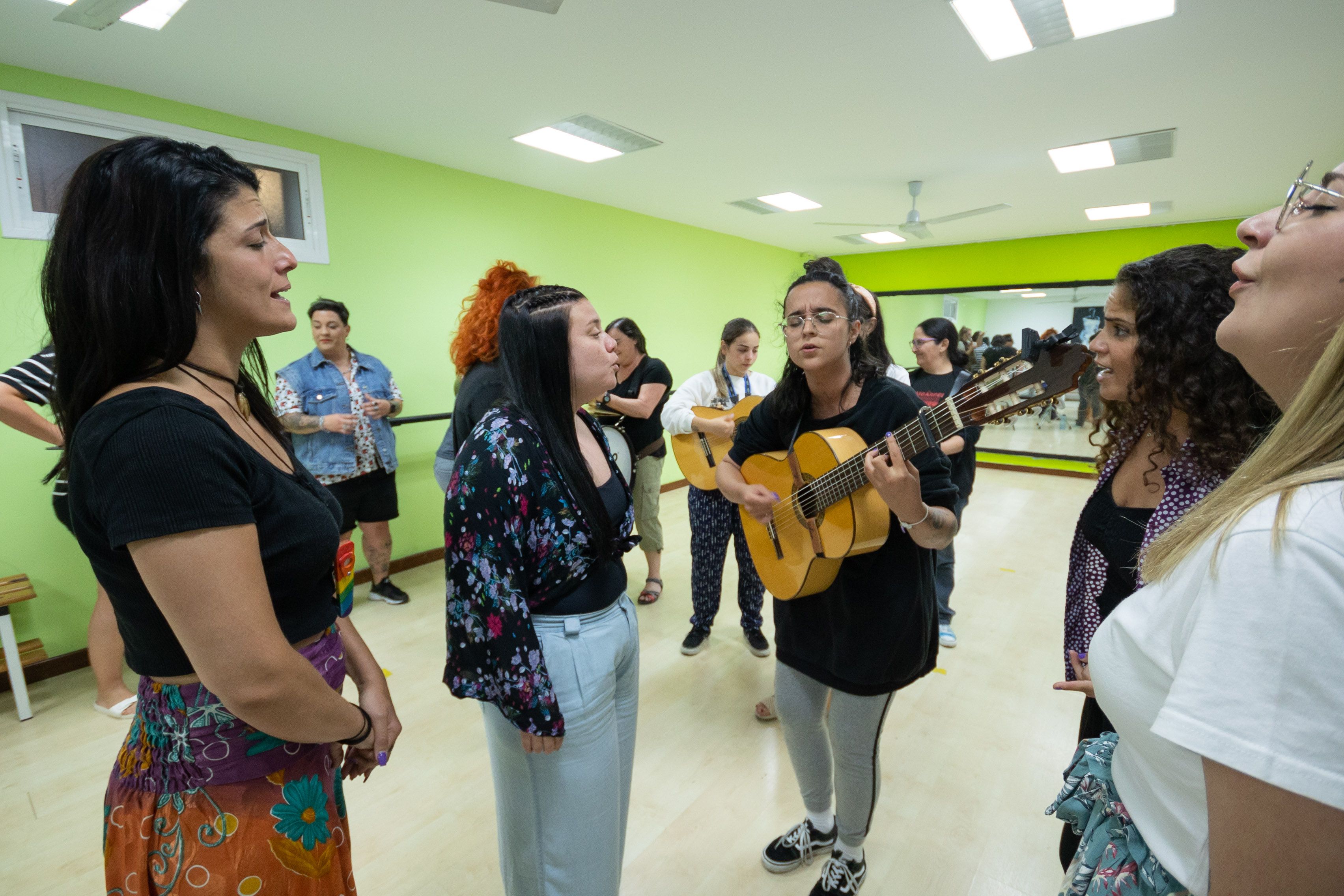 Un momento del ensayo de la comparsa.