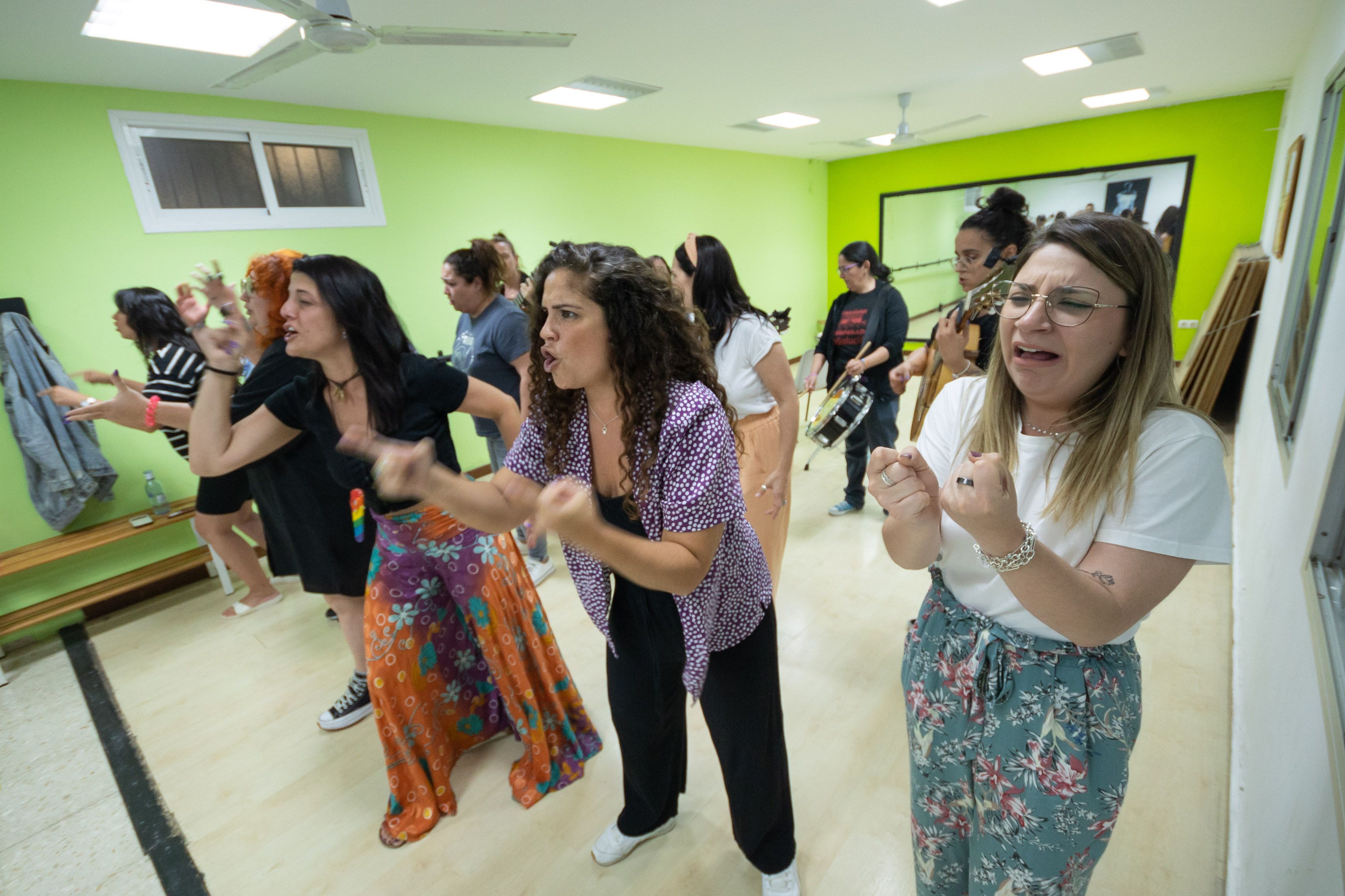 Las letras de 'We can do...Carnaval' resuenan en el local de la asociación vecinal.