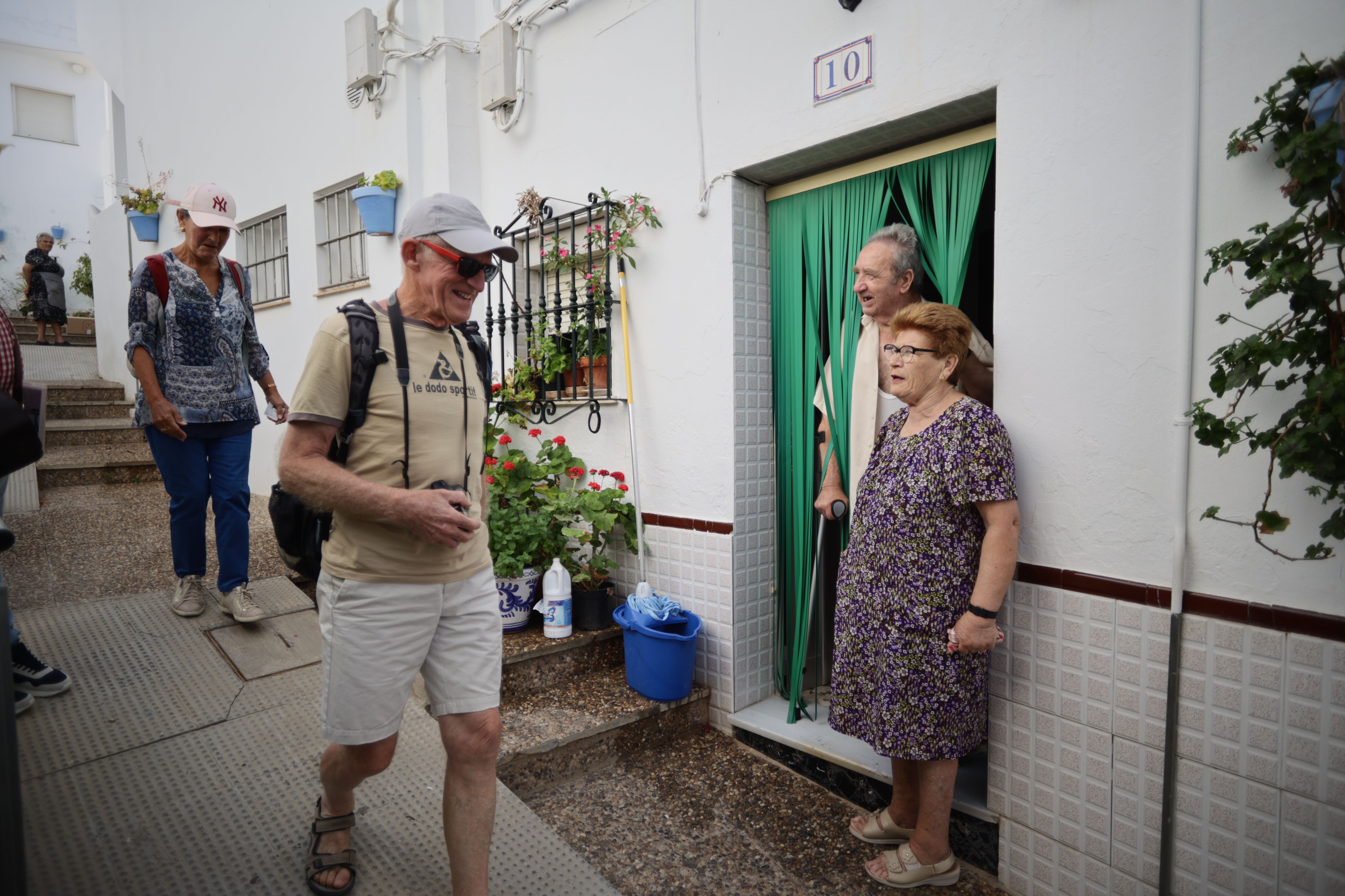 Manoli y José saludan a turistas que se hospedan en el barrio de los pescadores de Conil.