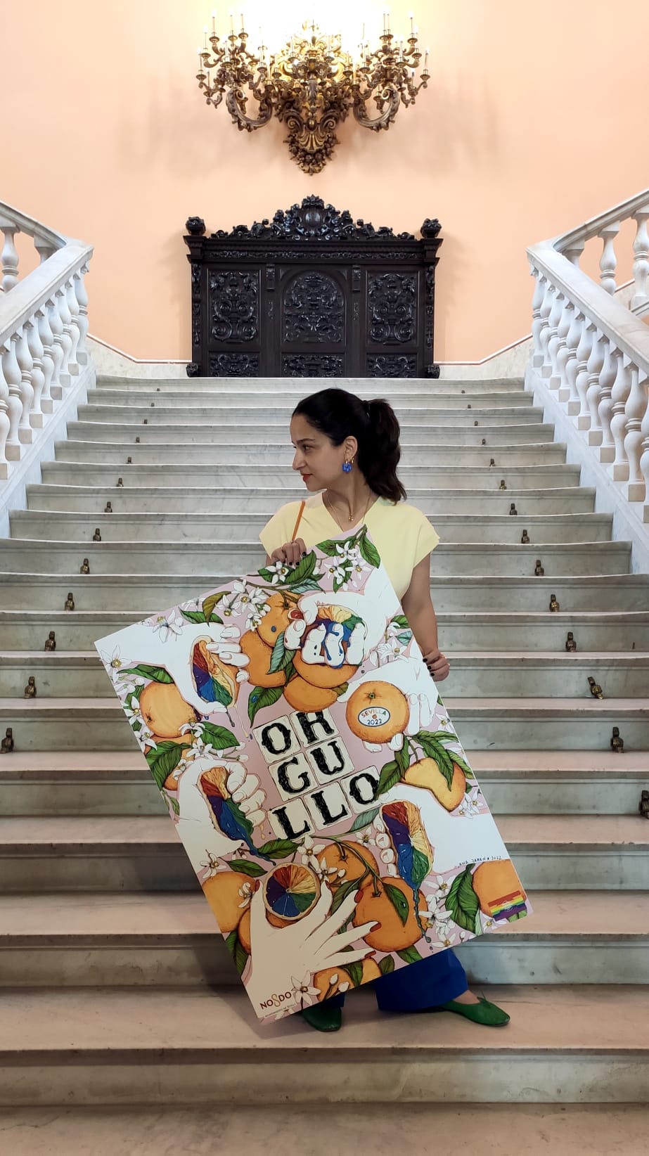 Ana Jarén y el cartel del Orgullo LGTBI+ 2022 de Sevilla.