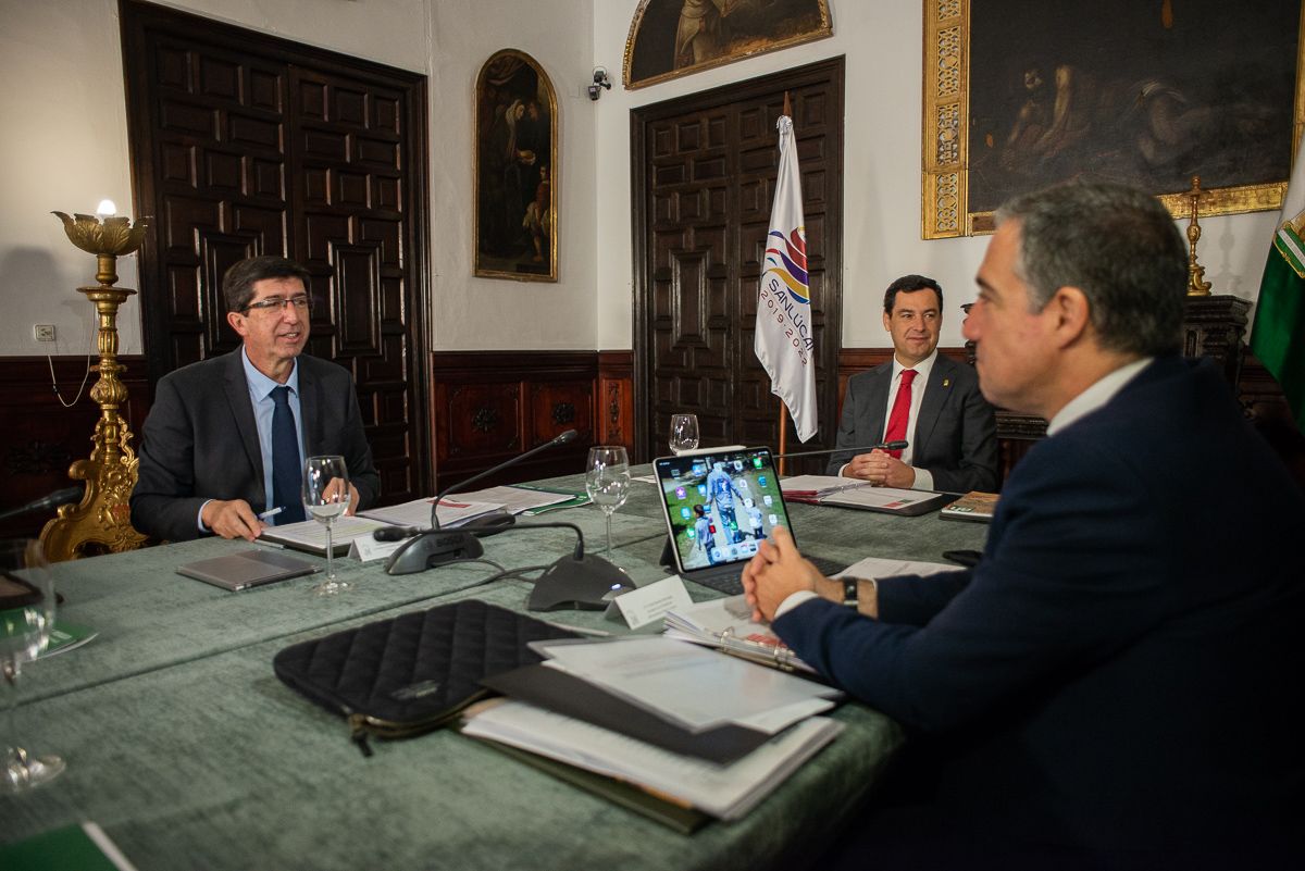 El vicepresidente de la Junta, Juan Marín, el presidente de la Junta, Juan Moreno y el consejero de Presidencia, Elías Bendodo, durante un Consejo de Gobierno. FOTO: MANU GARCÍA. El vicepresidente de la Junta, Juan Marín, el presidente de la Junta, Juan Moreno y el consejero de Presidencia, Elías Bendodo, durante un Consejo de Gobierno. FOTO: MANU GARCÍA.