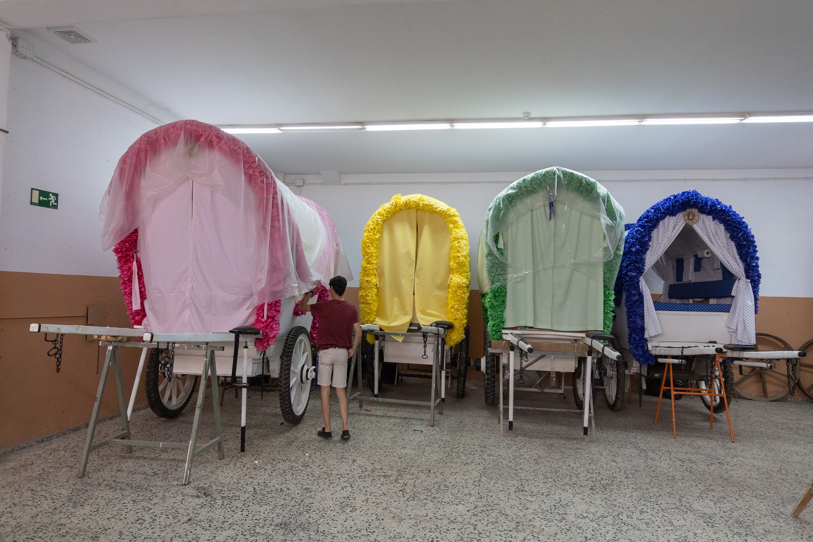 Algunos de los carros ya preparados para el camino, ayer, en el local donde se guardan todo el año.    MANU GARCÍA