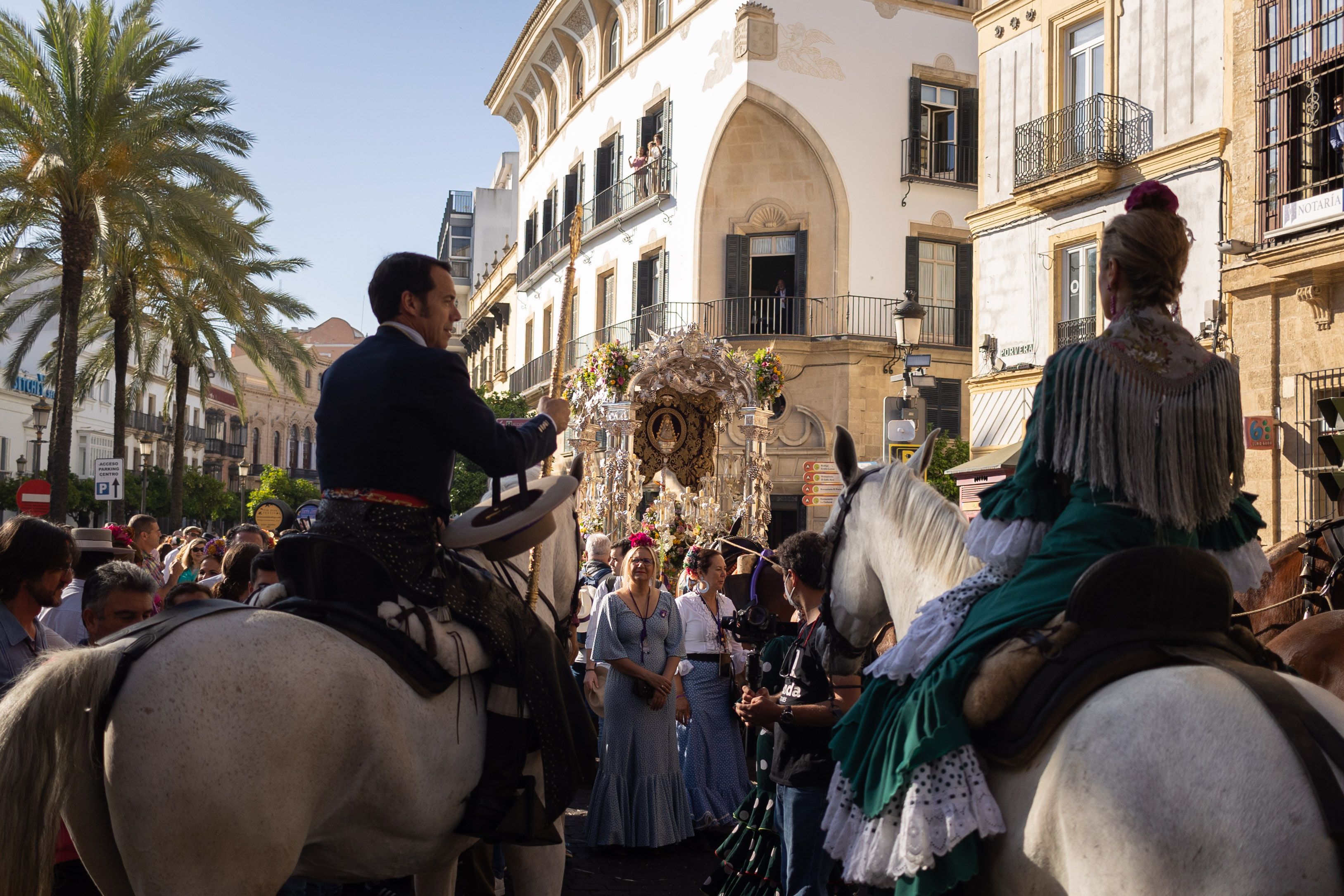 Jinete y amazona escoltando el paso de la carreta del simpecado a la salida de Santo Domingo.   MANU GARCÍA