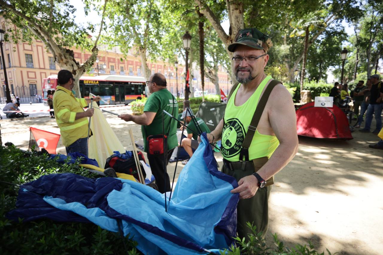 Cristóbal Lendínez, en la acampada, es bombero forestal indefinido y lleva desde 1991 en el dispositivo Infoca. Cristóbal Lendínez, en la acampada, es bombero forestal indefinido y lleva desde 1991 en el dispositivo Infoca.