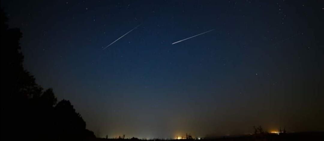 Imagen de una lluvia de estrellas. Imagen de una lluvia de estrellas.