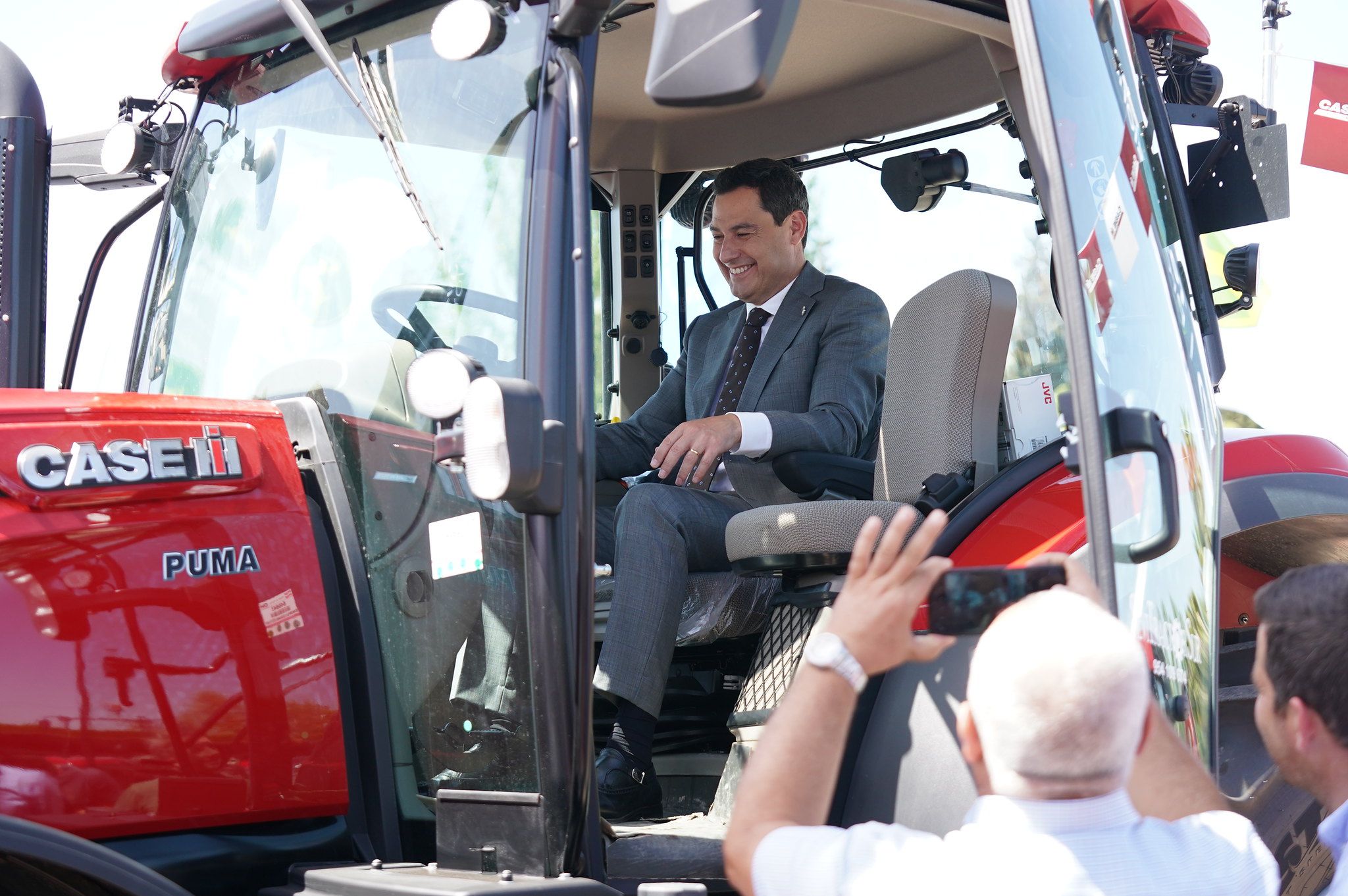 Moreno Bonilla montado en un tractor en una asamblea de ASAJA hace unos días