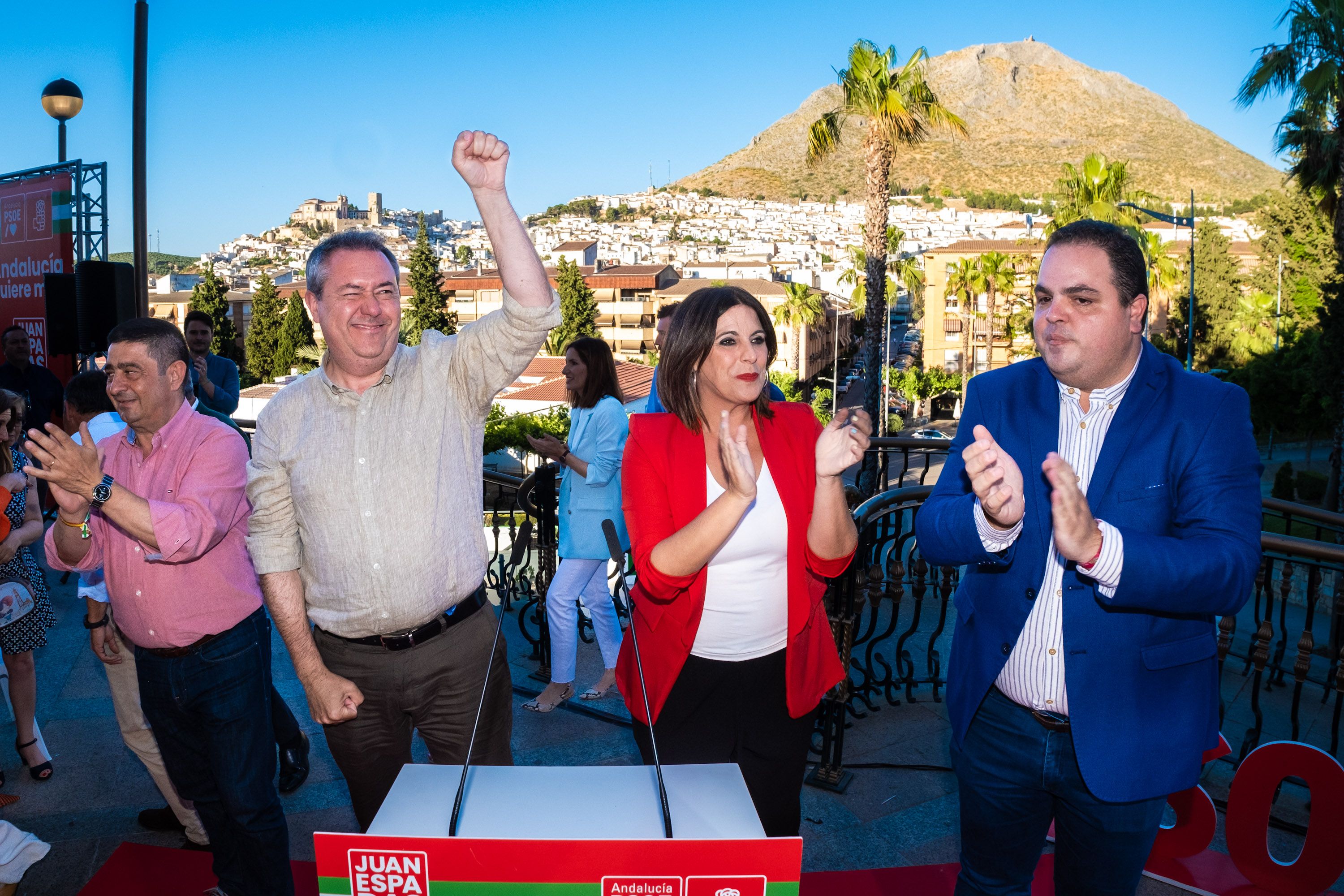 Juan Espadas junto a Ángeles Férriz.