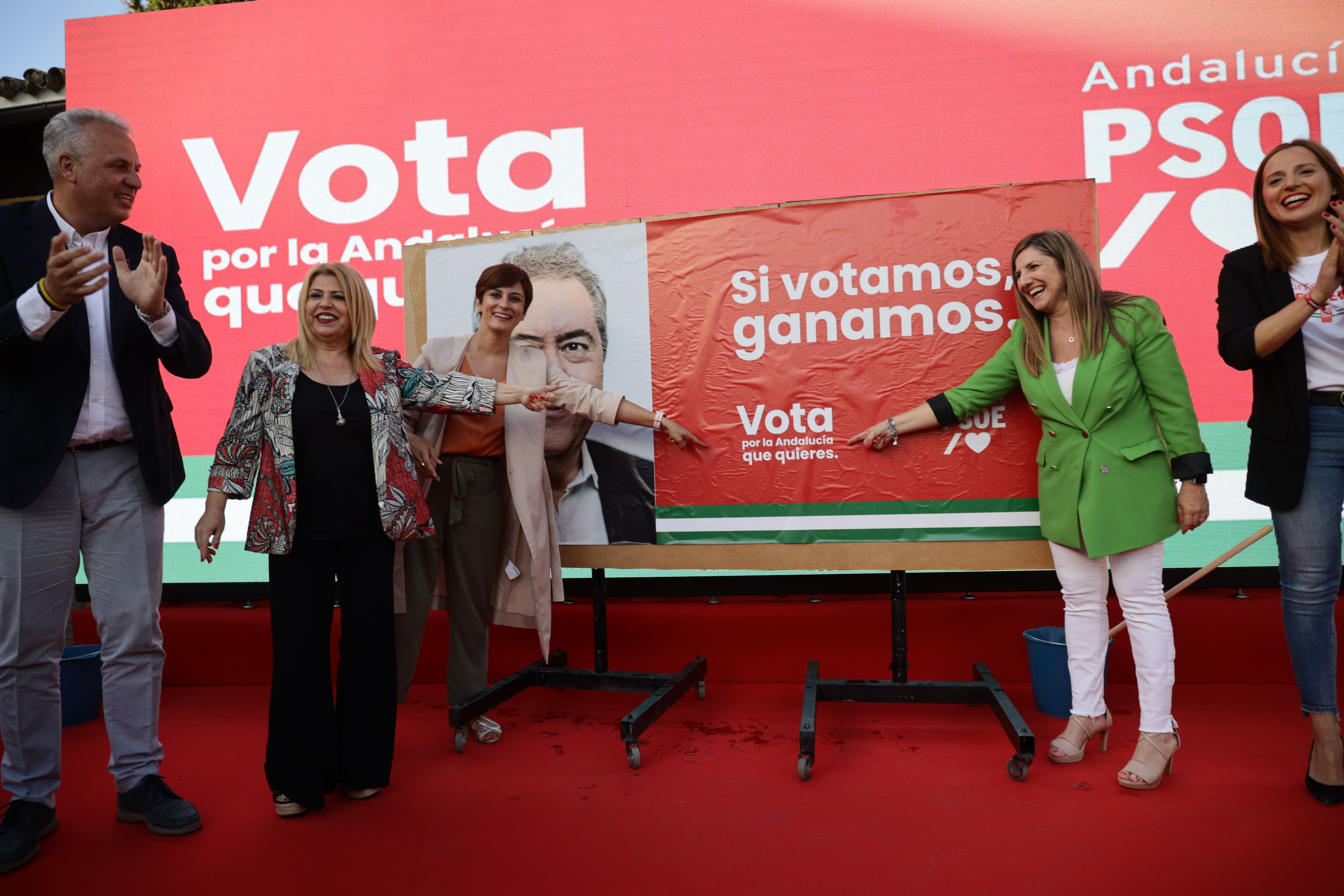 Ruiz Boix, Sánchez, Rodríguez, García y Carrera, tras la simbólica pegada de carteles en La Atalaya de Jerez, este pasado jueves. Ruiz Boix, Sánchez, Rodríguez, García y Carrera, tras la simbólica pegada de carteles en La Atalaya de Jerez, este pasado jueves.
