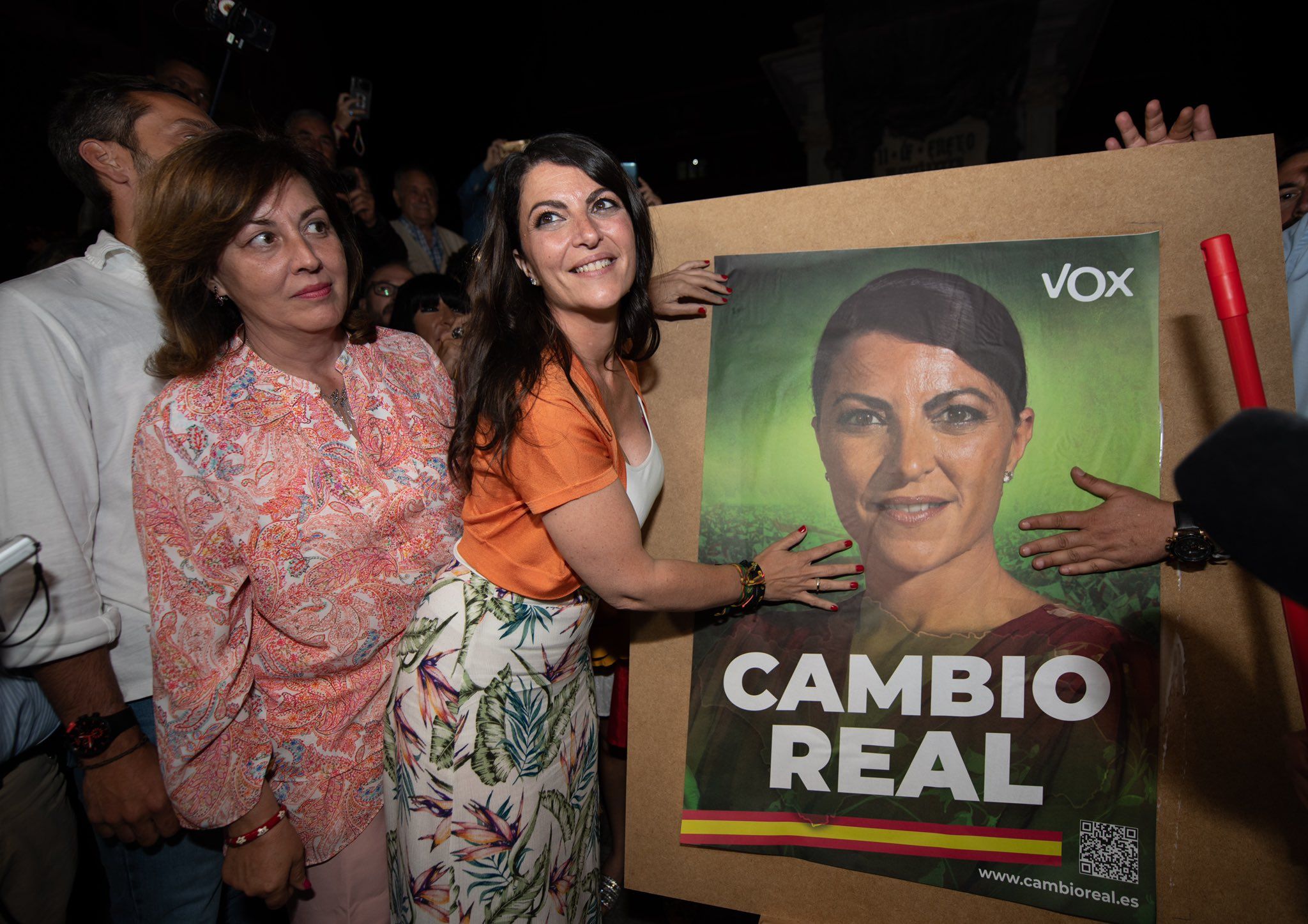 Macarena Olona durante la pegada de carteles. Macarena Olona durante la pegada de carteles.