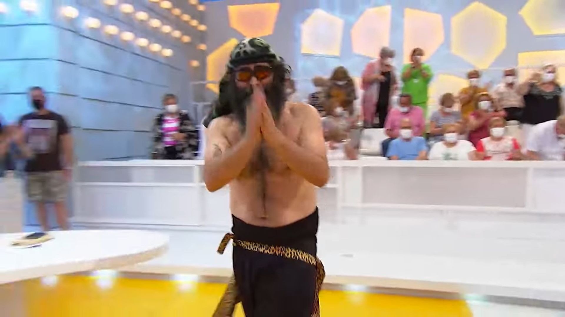 Manuel Chaparro, voz y 'capataz' de Califato 3/4 se dirige a la cámara: "Mamá, estoy en Juan y Medio" Manuel Chaparro, voz y 'capataz' de Califato 3/4 se dirige a la cámara: "Mamá, estoy en Juan y Medio"