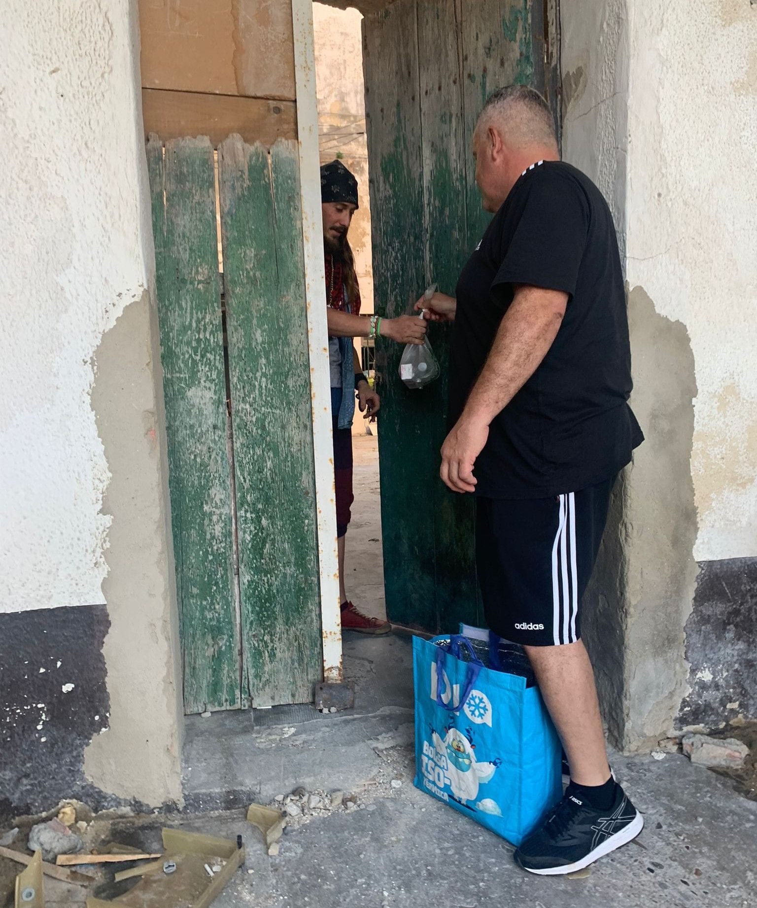 El linense recoge donaciones para las personas desfavorecidas.
