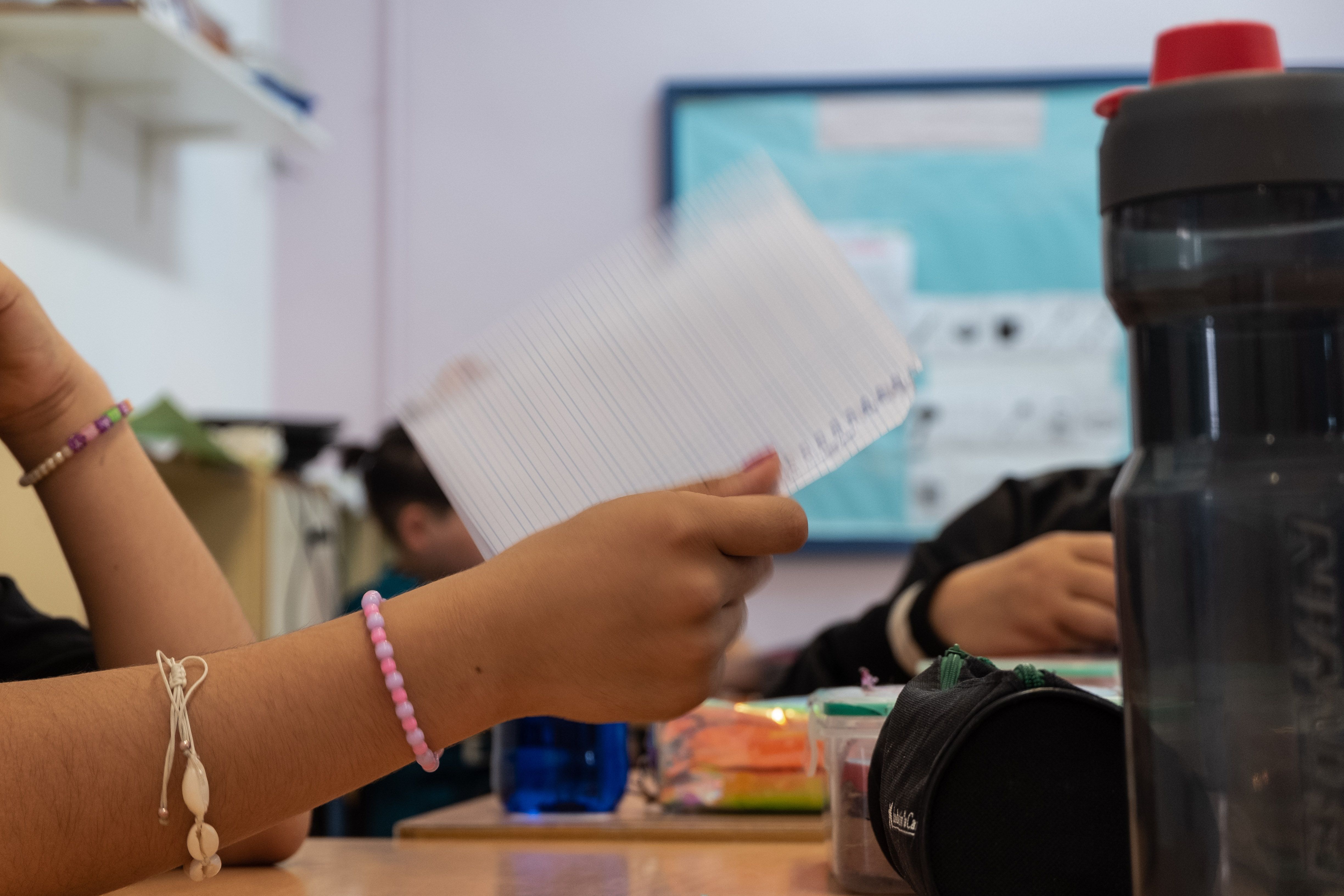 Una niña se abanica con la hoja de un cuaderno en estos días previos a una nueva ola de calor