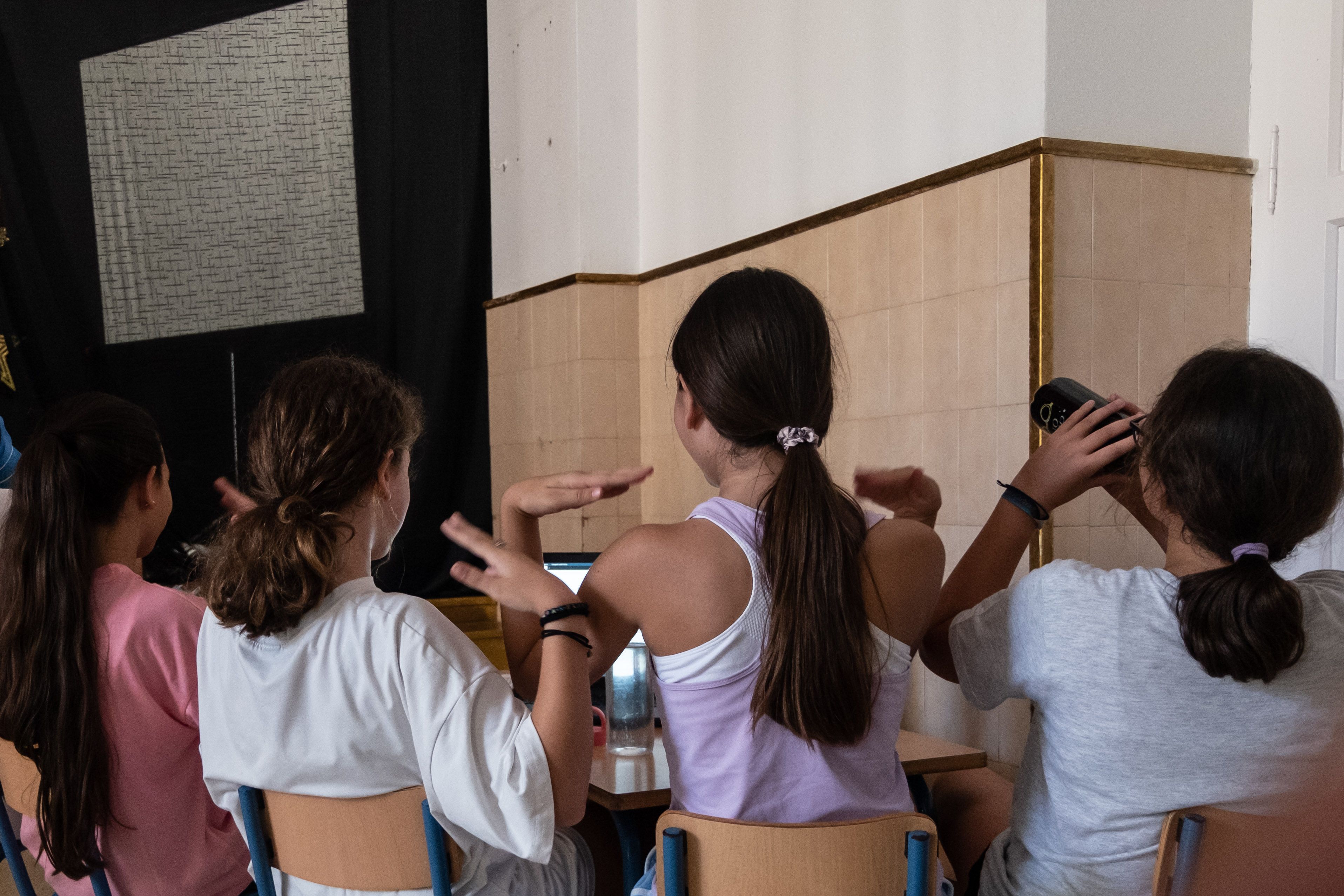 Un grupo de niñas se refresca en una dura jornada de calor en las escuelas este miércoles de junio
