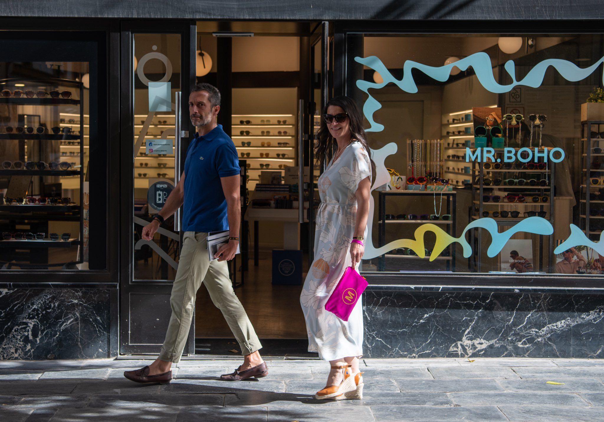Macarena Olona paseando con su jefe de prensa, Álvaro Zancajo.