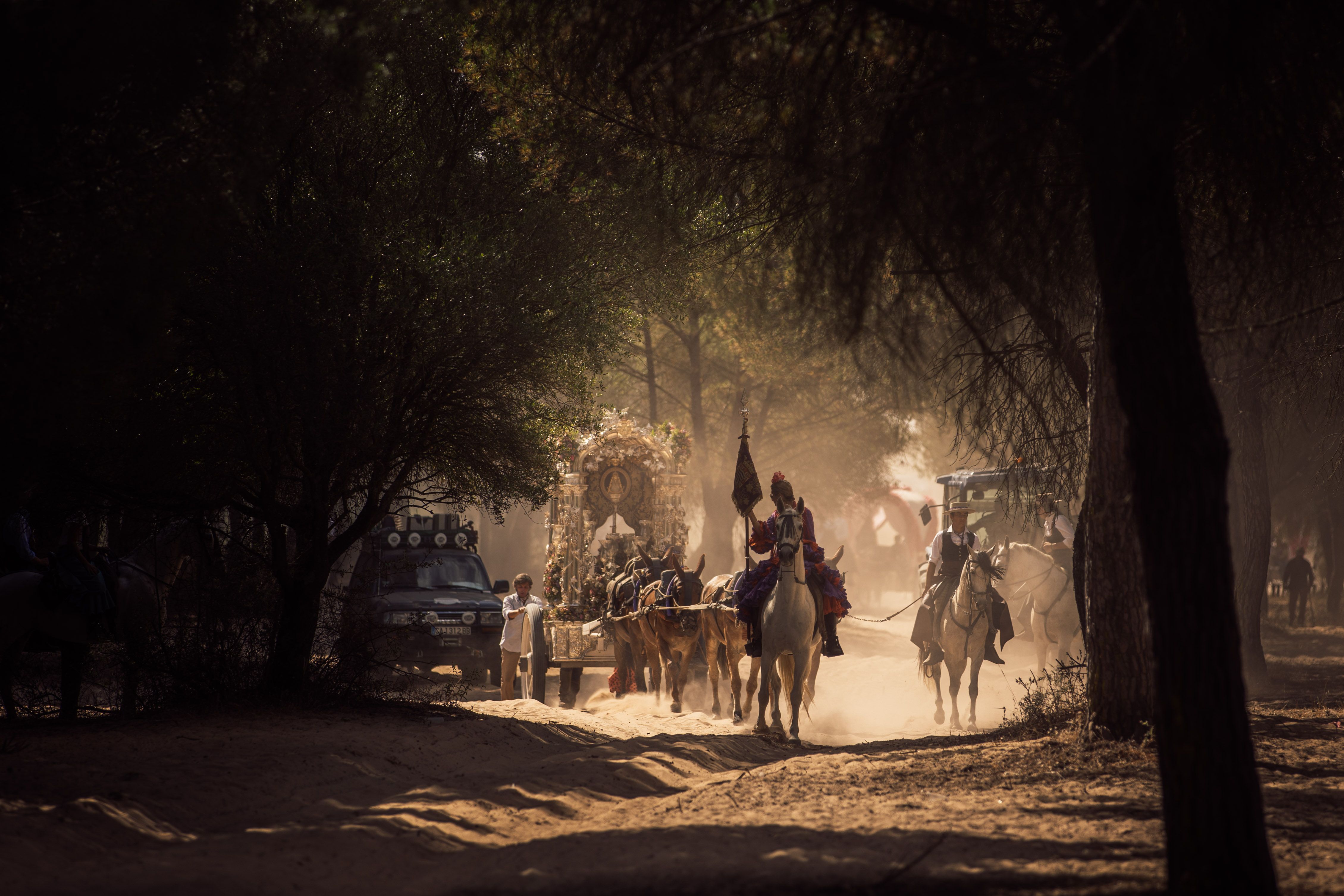 La hermandad llegando el pasado año a La Canaliega antes de entrar en la aldea.   MANU GARCÍA