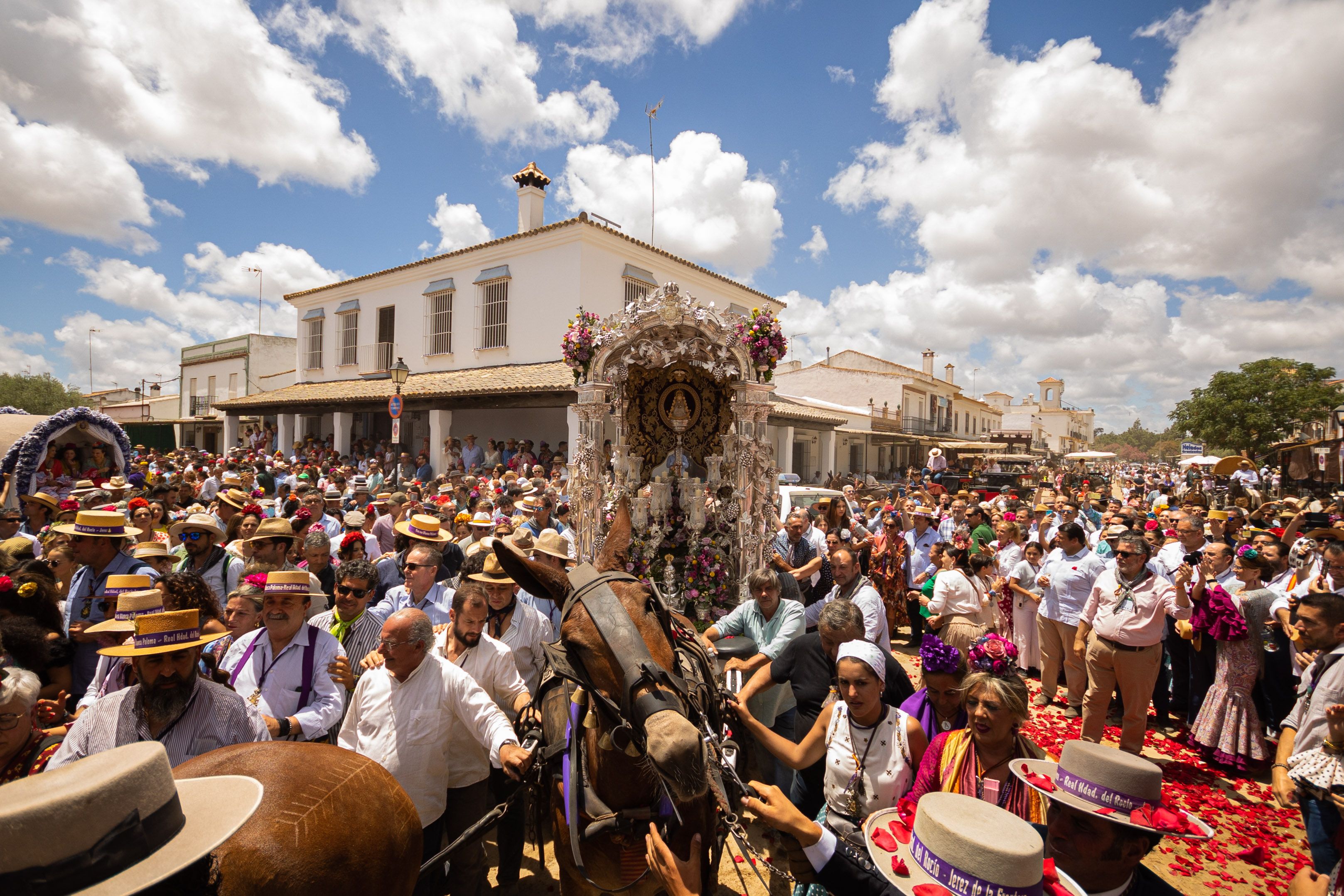 Llegada y ambiente de la llegada de Jerez, el pasado año, a la aldea del Rocío.    MANU GARCÍA