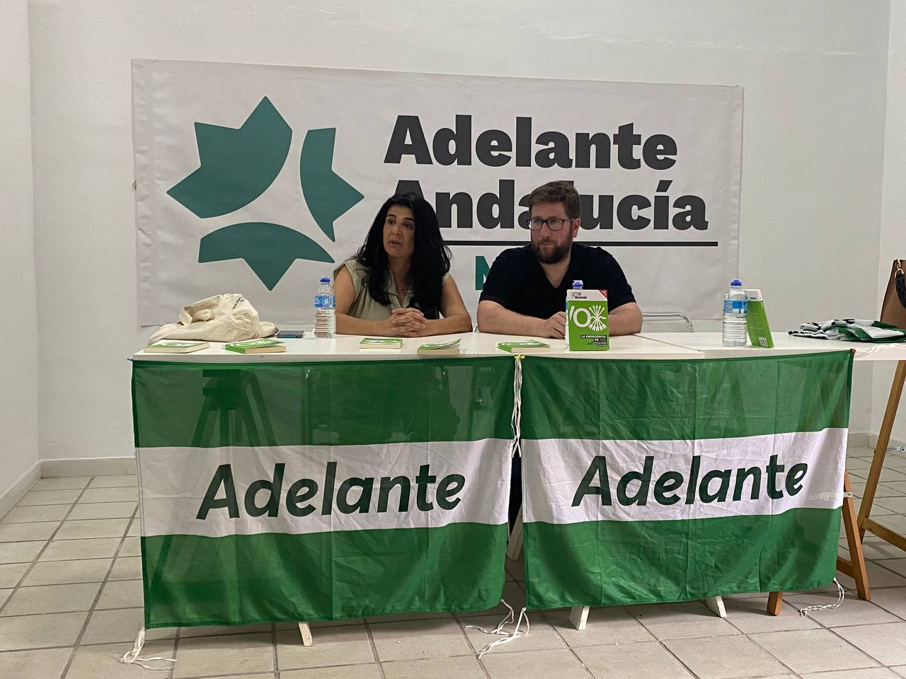 La candidata de Adelante por Málaga junto al europarlamentario Miguel Urbán