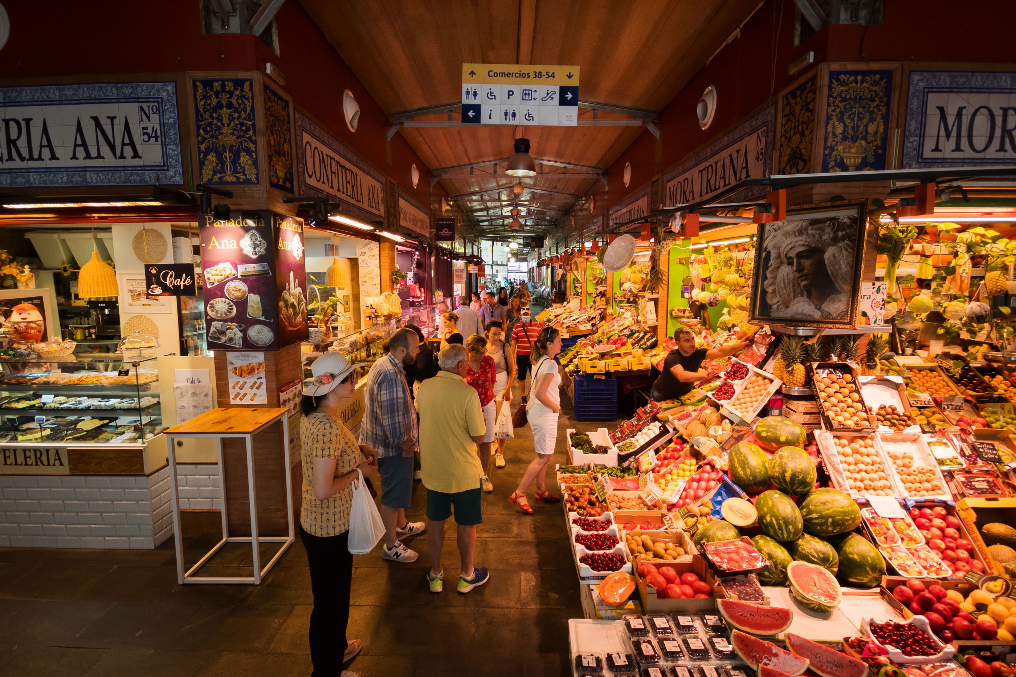 Sección de un mercado dedicada a las frutas.