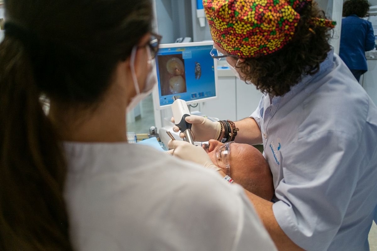 Un paciente, atendido por una dentista, en una imagen de archivo.