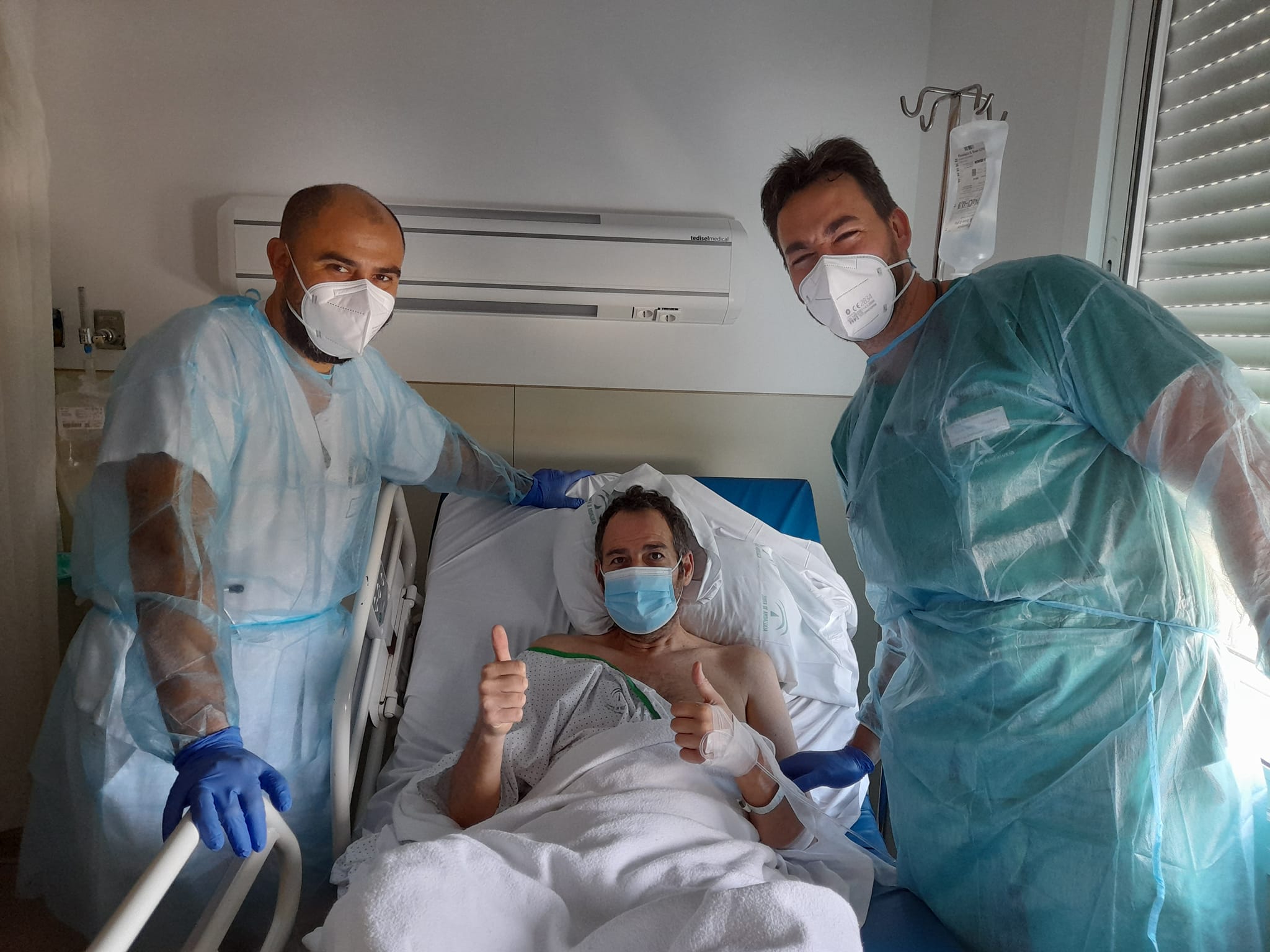 José Antonio Luna, junto a Salvador y Adrián, dos médicos del Hospital de Jerez. José Antonio Luna, junto a Salvador y Adrián, dos médicos del Hospital de Jerez.