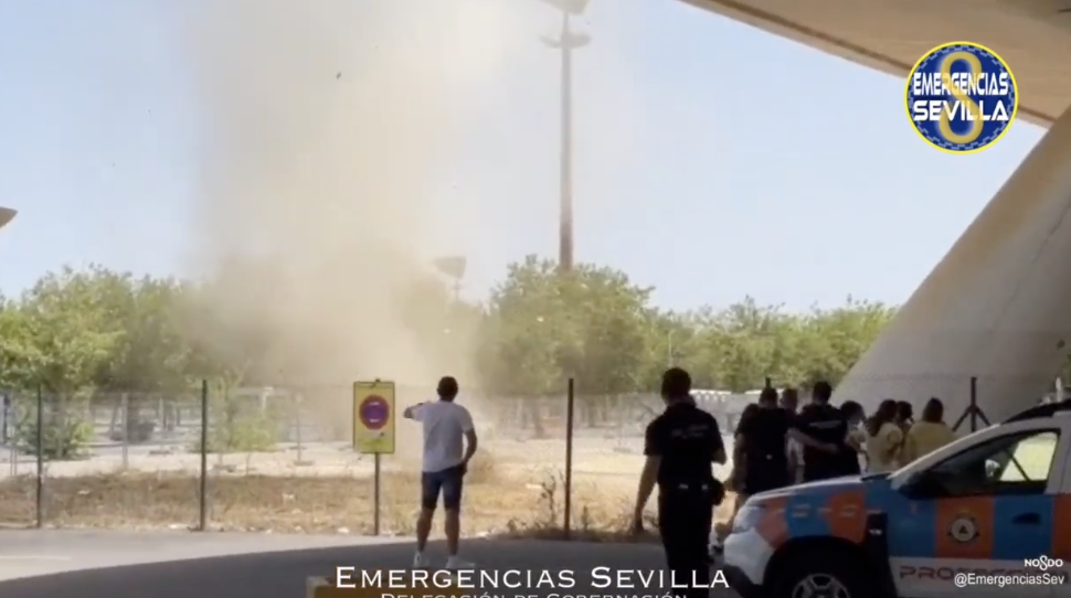 Manuel Carrasco en Sevilla: pequeño 'tornado', calor de 43 grados y acampada de dos días. En la imagen, alrededores del Estadio de la Cartuja en Sevilla. Manuel Carrasco en Sevilla: pequeño 'tornado', calor de 43 grados y acampada de dos días. En la imagen, alrededores del Estadio de la Cartuja en Sevilla.