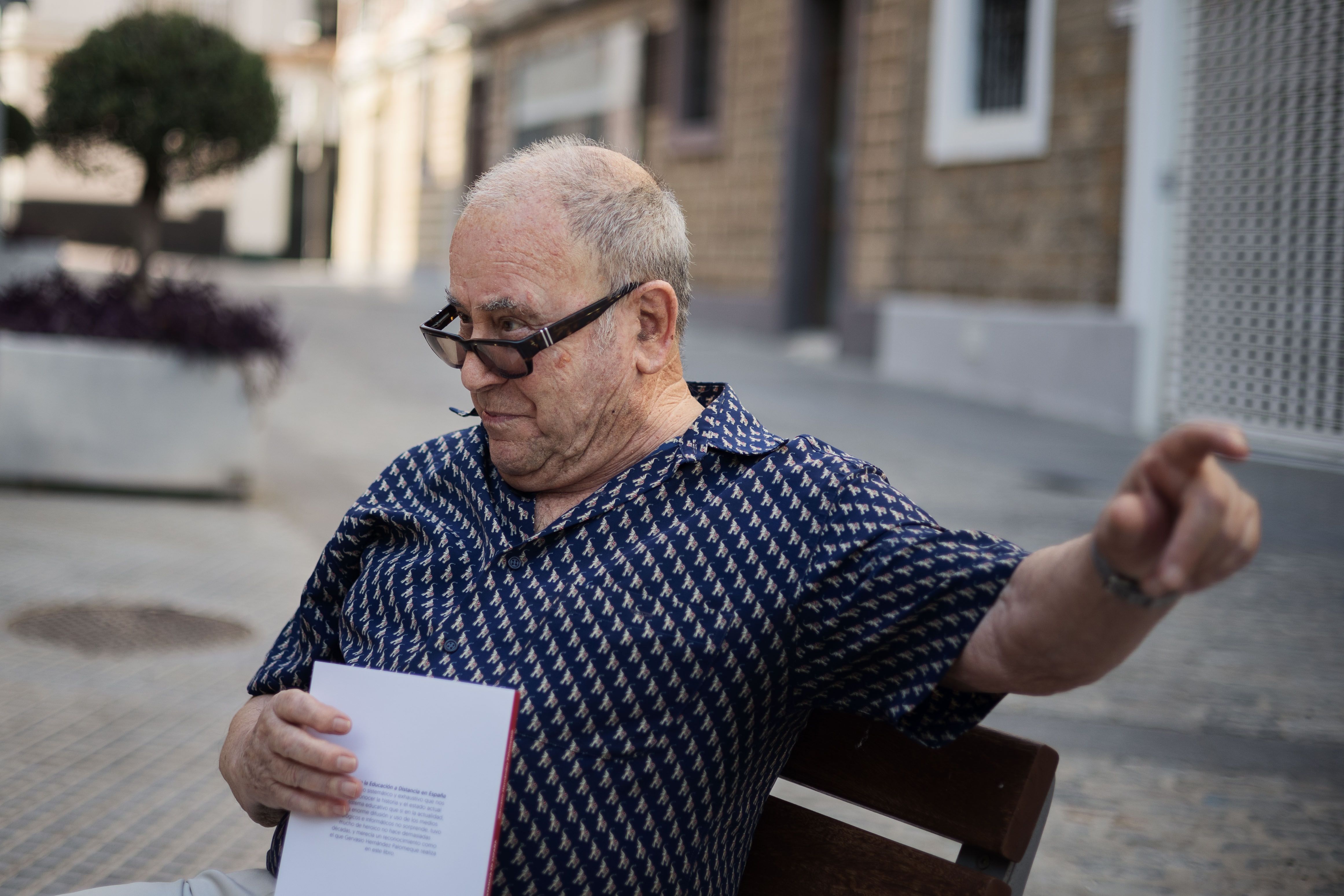 El inspector educativo pasó por las filas de la democracia cristiana, del PSOE, del PASOC y, finalmente, del PCE e IU, donde milita actualmente
