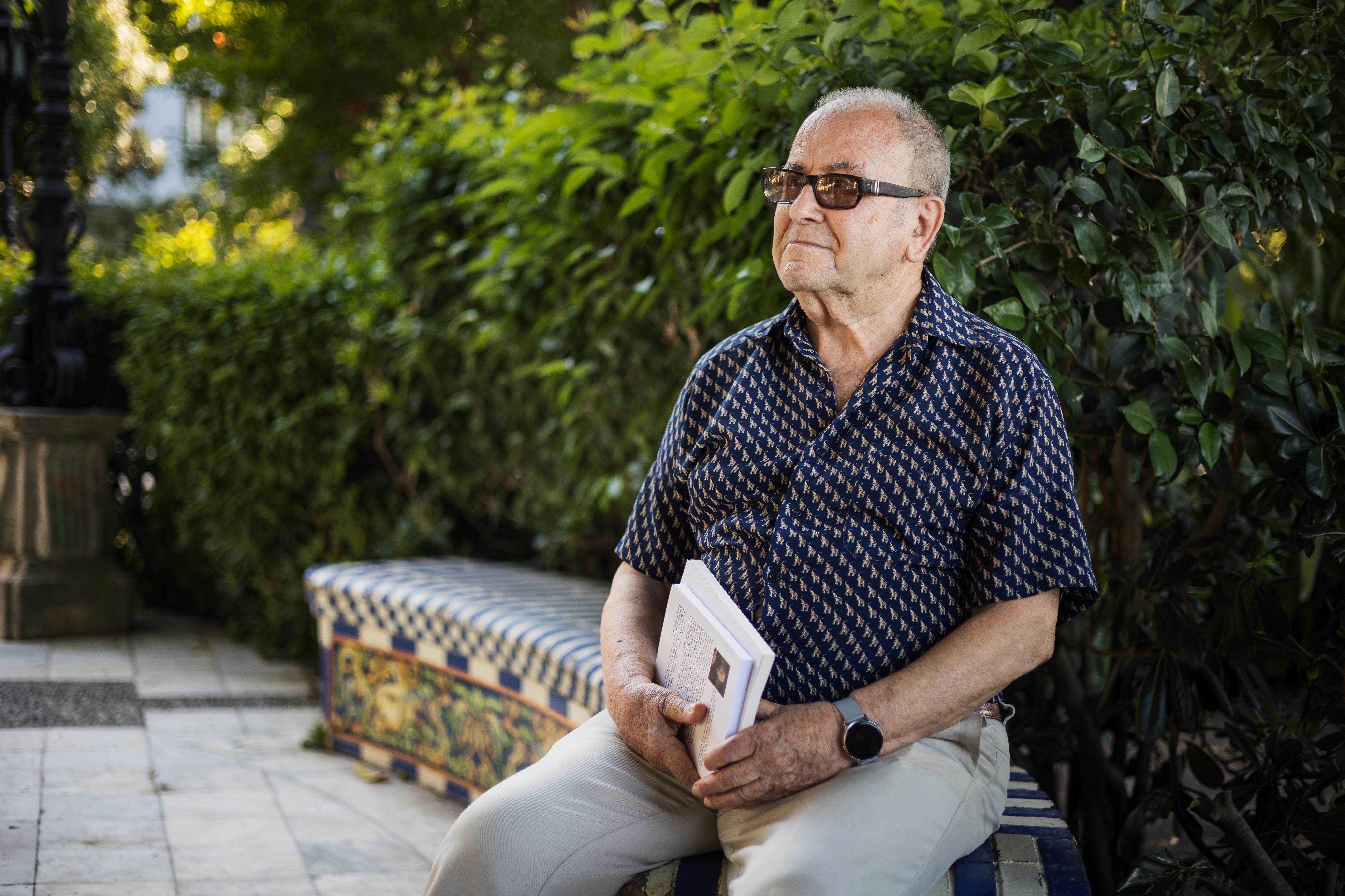 Gervasio posa con su libro 'Historia de la educación a distancia en España' (Diputación de Cádiz, 2021)